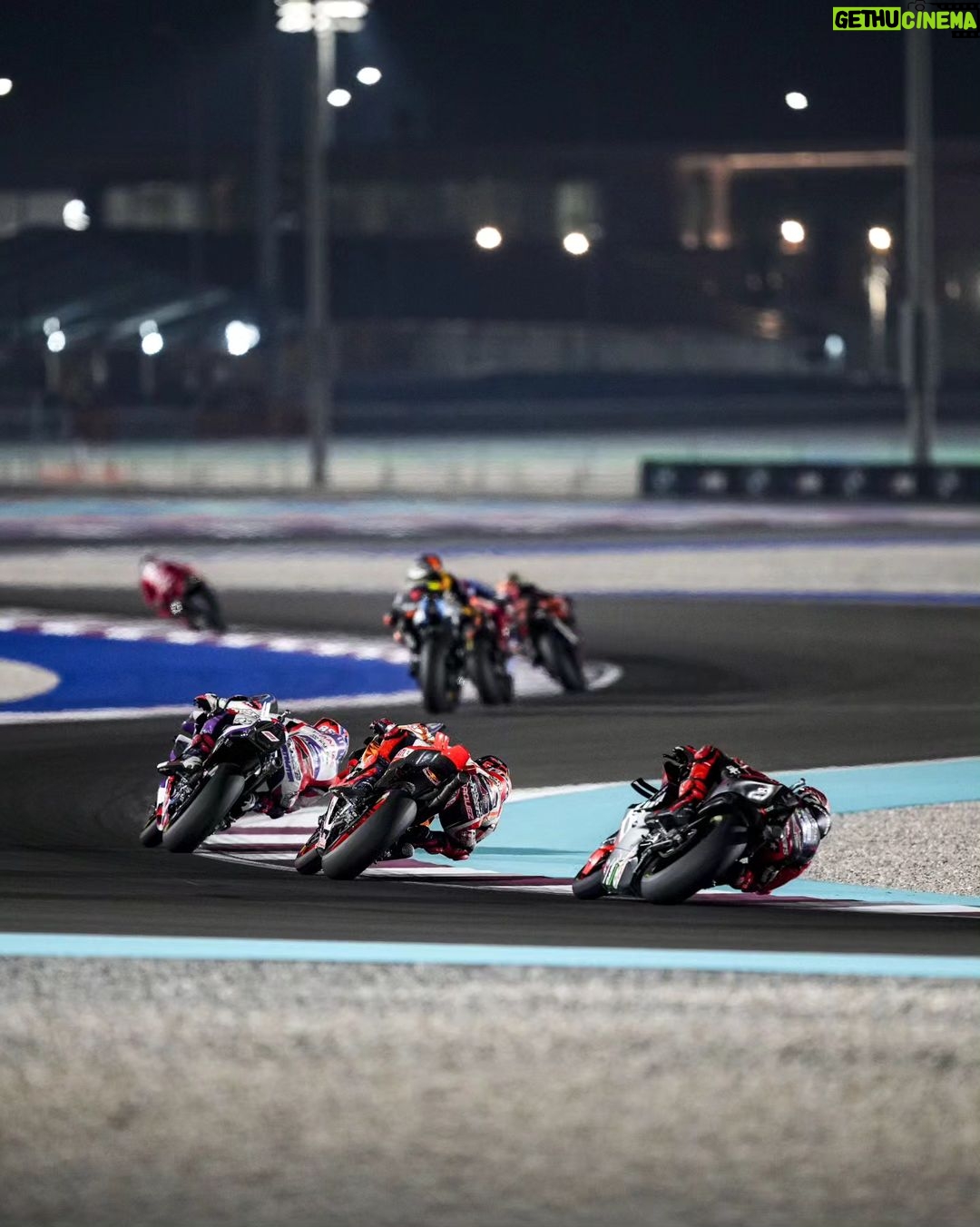Marc Márquez Instagram - Fin de semana estable en un circuito que siempre nos ha costado. Toca descansar y preparar el ultimo GP del año! 😁 Stable weekend on a circuit that always is difficult for us. Now it's time to rest and be ready for the last GP of the year! ✌🏻 #MM93 #QatarGP #MotoGP Losail International Circuit