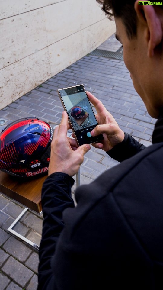 Marc Márquez Instagram - El nuevo Galaxy S24 Ultra de @samsungespana me ayuda a mejorar la calidad de mis fotos y a controlar que no se me escape ningún detalle. 🤳 Con la funcionalidad Photo Assit puedo editar, corregir e incluso eliminar cualquier elemento que no quiero que aparezca en la foto. ¡Esta temporada vamos a jugar mucho con esta herramienta! 😂 😁 #GalaxyAI #GalaxyS24 Ultra