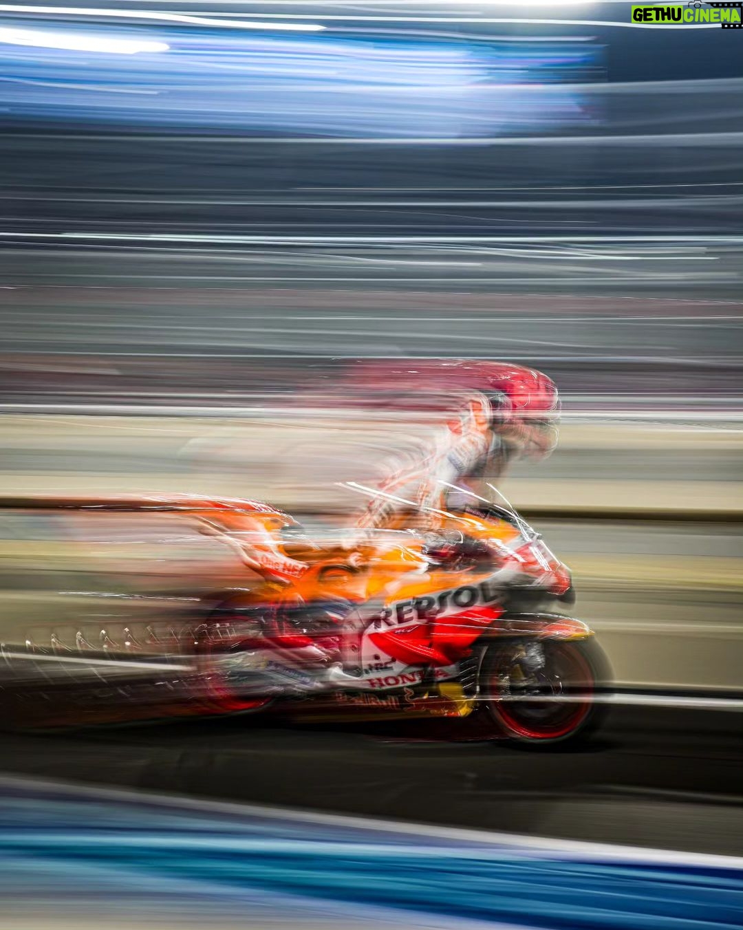 Marc Márquez Instagram - Fin de semana estable en un circuito que siempre nos ha costado. Toca descansar y preparar el ultimo GP del año! 😁 Stable weekend on a circuit that always is difficult for us. Now it's time to rest and be ready for the last GP of the year! ✌🏻 #MM93 #QatarGP #MotoGP Losail International Circuit