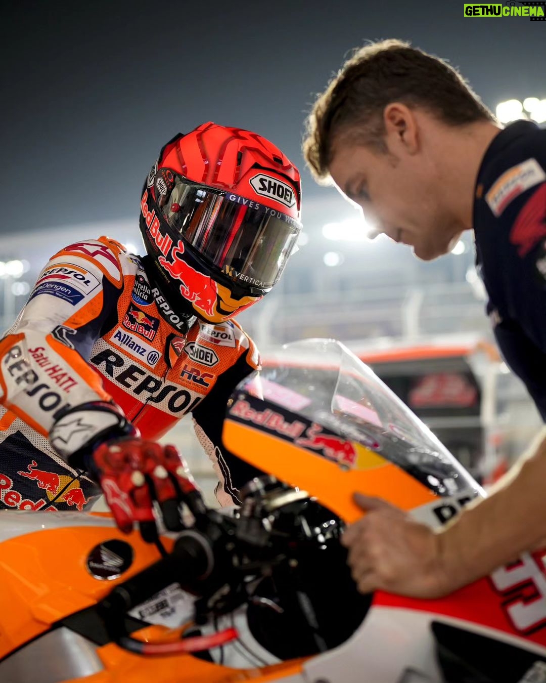 Marc Márquez Instagram - Contento con el pase a la Q2! 🏁 Mañana intentaremos mantener la intensidad en un circuito difícil para nosotros! 💪🏼 Happy to get into to Q2! Tomorrow we’ll try to keep the rhythm in a difficult circuit for us💪🏼 #MM93 #QatarGP #MotoGP Losail International Circuit