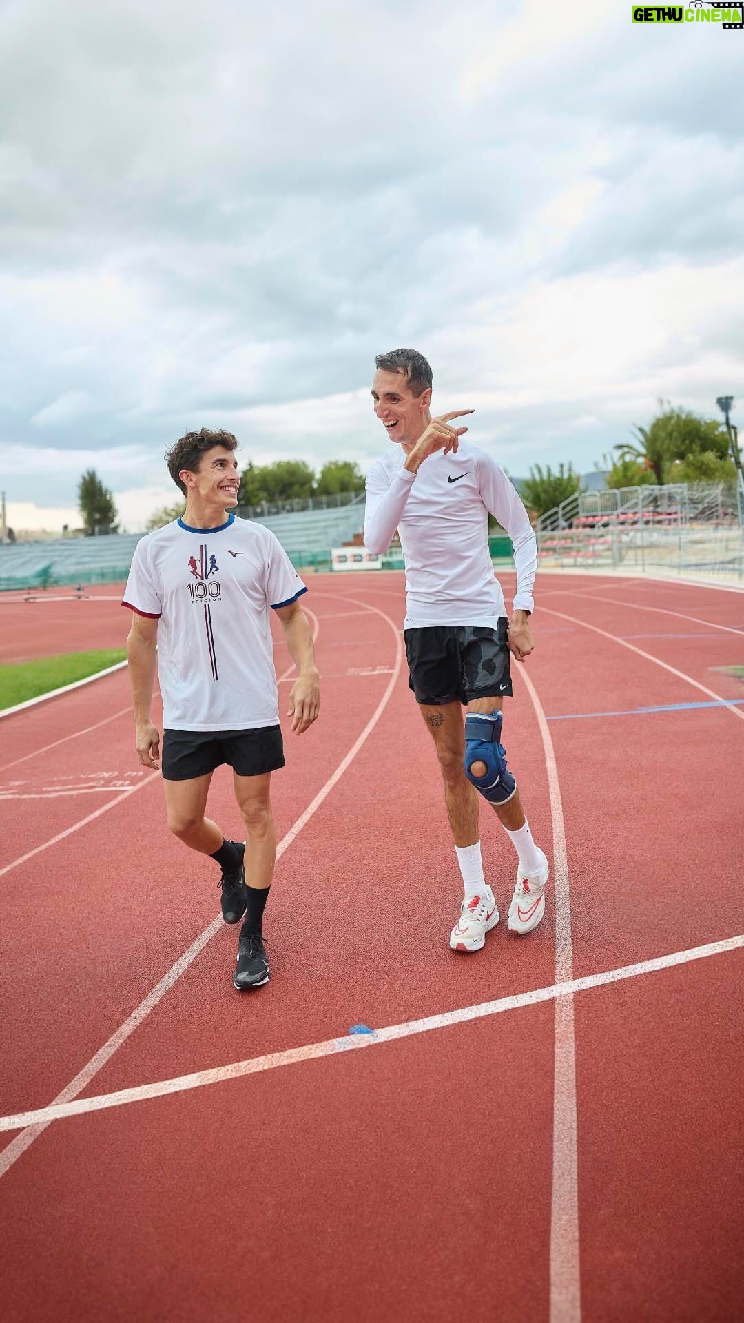 Marc Márquez Instagram - Cuando el mundo del running y del motor se unen, pasan cosas como esta. ⚡💙 ¿Quién creéis que llega primero a la meta? 😜 @AlexRoca91 ✊🏻✊🏻✊🏻 @MarcMarquez93