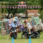 Marc Márquez Instagram - Can @marcmarquez93 and @alexmarquez73 keep up with the Thailand style of riding? 🙃 Would you rather ride with bamboo baskets, or silk bags? เพื่อน ๆ คิดว่าสองพี่น้อง สามารถขับมอเตอร์ไซค์แบบคนไทยได้หรือไม่ ? 😍 @marcmarquez93 @alexmarquez73 ถ้าเป็นเพื่อนๆ จะเลือกเอาอะไรซ้อนท้ายมอเตอร์ไซค์ ? กระสอบสายรุ้ง หรือ ตระกร้าหวาย ดีน้า 🧐 #RedBullth #redbullmotorsports #Givesyouwiiings #ThaiGP #Buriram #Motogp #marcmarquez #alexmarquez