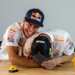 Marc Márquez Instagram - Un test sobre combustibles renovables de Repsol♻️ y una penalización: unas grageas con sabor sorpresa🫣 ¿Quién comerá más?👀 🔗¡No te pierdas el vídeo completo en el link de nuestro perfil! #EquipoRepsolHonda #RepsolHondaTeam #CombustibleRenovable #MM93 #JM36