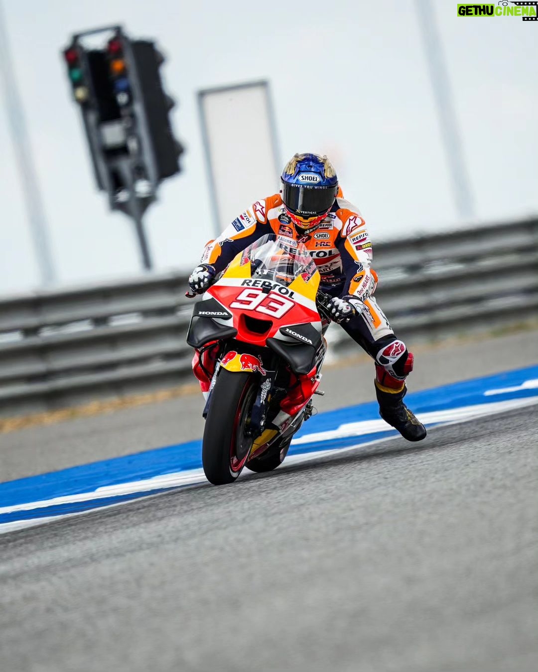Marc Márquez Instagram - Qué calor!! 😅🫠 Hoy buscábamos un día estable y lo hemos conseguido. P.11 Hot day in Buriram!! We were looking for a stable day and we had it. P.11 #MM93 #ThaiGP #MotoGP Chang International Circuit