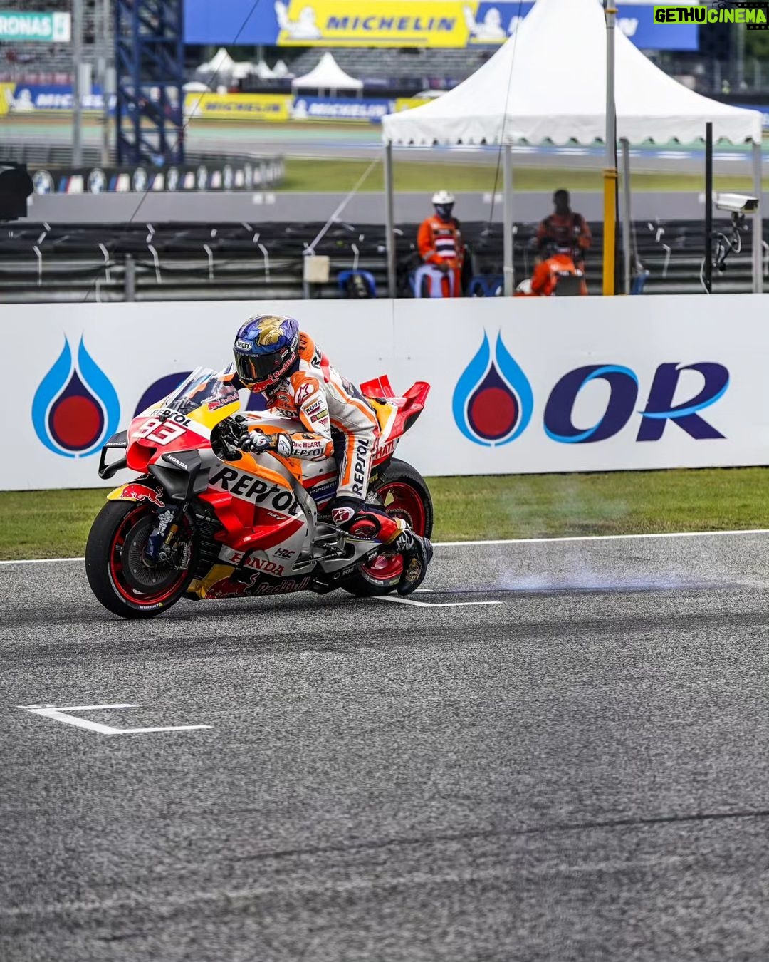 Marc Márquez Instagram - Qué calor!! 😅🫠 Hoy buscábamos un día estable y lo hemos conseguido. P.11 Hot day in Buriram!! We were looking for a stable day and we had it. P.11 #MM93 #ThaiGP #MotoGP Chang International Circuit