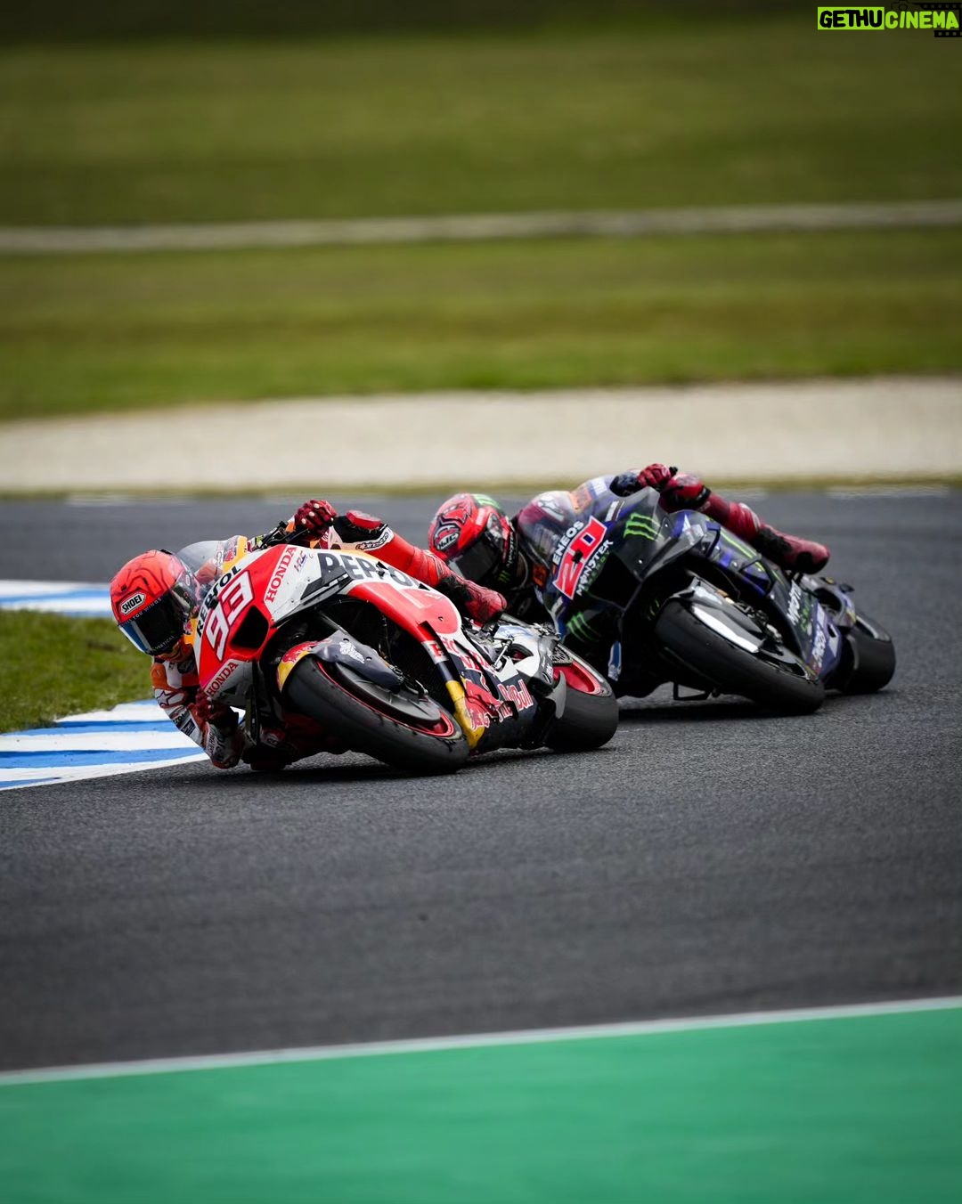 Marc Márquez Instagram - Hoy hemos arriesgado con la elección del neumático y no ha salido bien. Al menos hemos disfrutado 10 vueltas con el grupo de cabeza.💃🏻 Today we took risks with the choice of tires, and it didn't go well. At least we enjoyed 10 laps with the top group. 🙌 #MM93 #MotoGP #AustralianGP Phillip Island GP Circuit