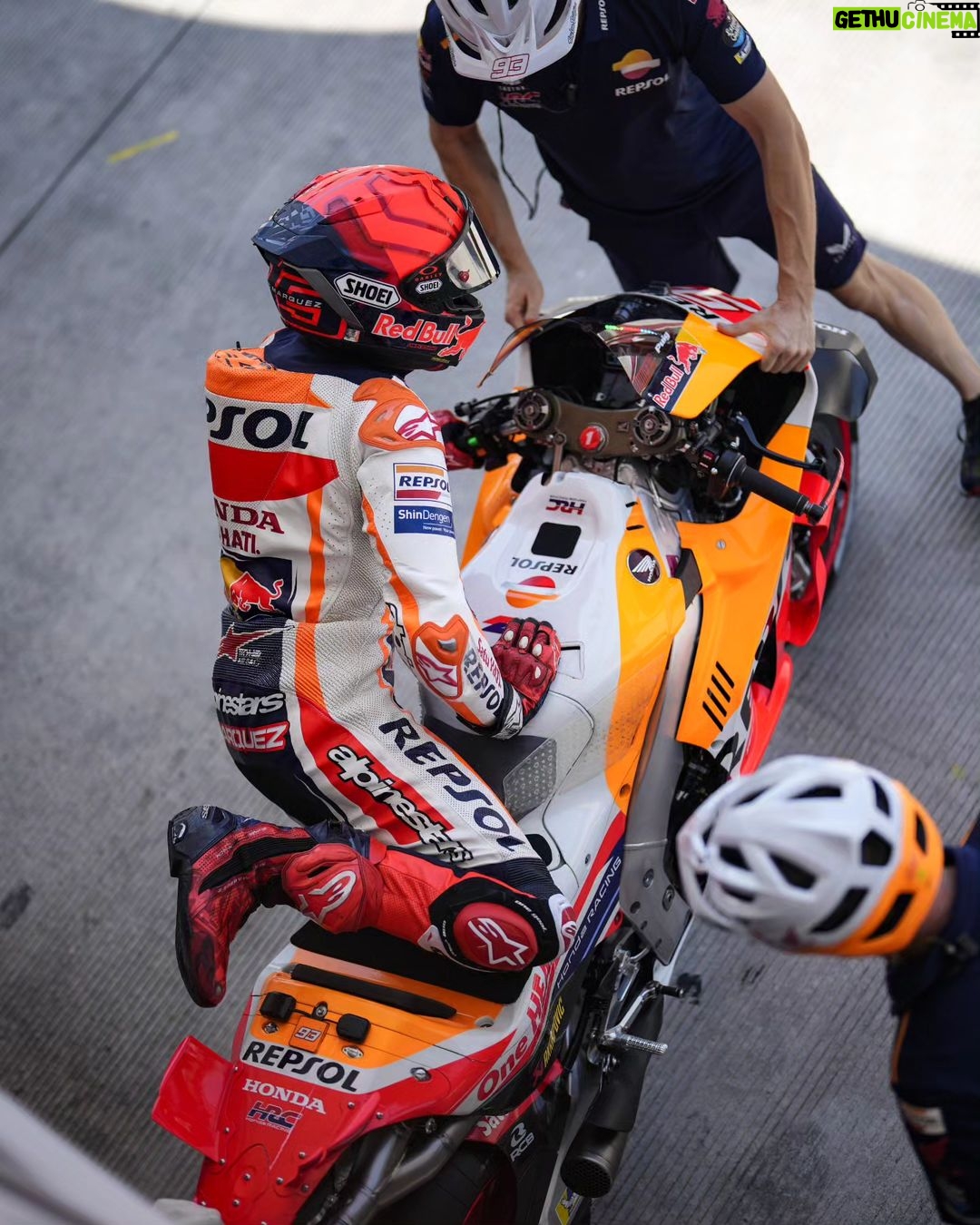 Marc Márquez Instagram - No ha sido un buen fin de semana. 😮💨 Gracias por el apoyo incondicional, Indonesia!! 🇮🇩❤️ Siguiente parada, Australia!! 🔜 __ Not a good weekend. Indonesia, thanks always for your support! Next stop: Australia!! #MM93 #IndonesianGP #MotoGP Mandalika International Circuit