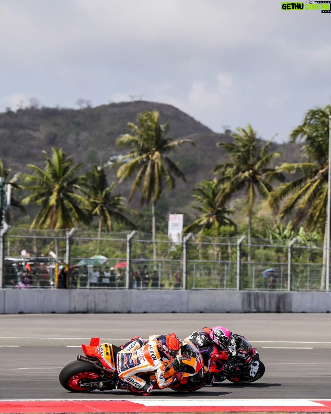 Marc Márquez Instagram - No ha sido un buen fin de semana. 😮💨 Gracias por el apoyo incondicional, Indonesia!! 🇮🇩❤️ Siguiente parada, Australia!! 🔜 __ Not a good weekend. Indonesia, thanks always for your support! Next stop: Australia!! #MM93 #IndonesianGP #MotoGP Mandalika International Circuit
