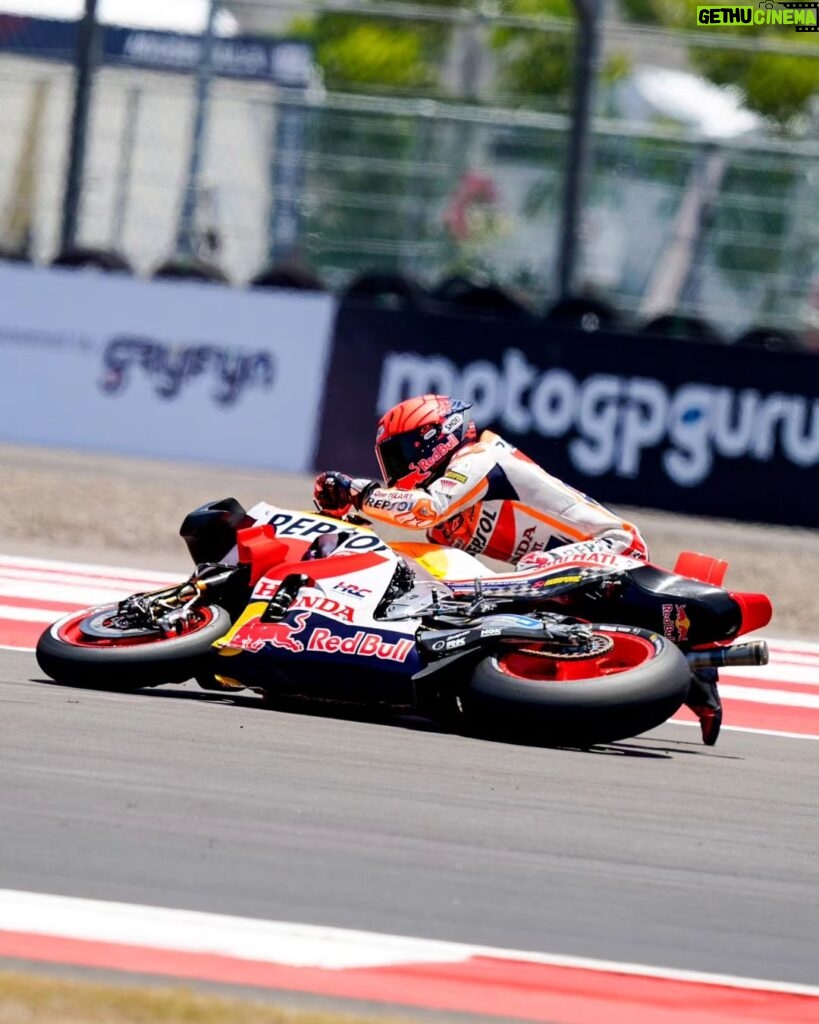 Marc Márquez Instagram - #QP P.8 ✔️ Lástima la caída en la Sprint de hoy. Mañana más! 💪🏻❤️ QP P.8 ✔️ An unlucky crash in today's sprint. We keep on it! #MM93 #IndonesianGP #MotoGP Mandalika International Circuit