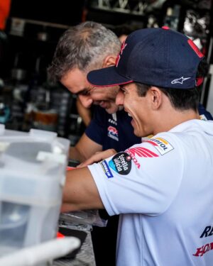 Marc Márquez Instagram - Swipe 👉🏻 to see my favourite photos of the day at #IndonesianGP 😁 🇮🇩

#MM93 #MotoGP
