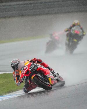 Marc Márquez Instagram - PODIO!!! P.3 🏁Carrera difícil por la lluvia, ¡pero primer podio del año! 💪🏼

PODIUM!!! P.3 ✌🏻🇯🇵Difficult race due to the rain but… first podium of the year!!!

#MM93 #MotoGP #JapaneseGP