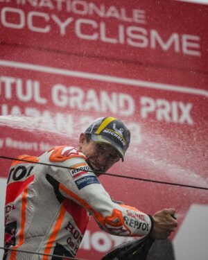 Marc Márquez Instagram - PODIO!!! P.3 🏁Carrera difícil por la lluvia, ¡pero primer podio del año! 💪🏼

PODIUM!!! P.3 ✌🏻🇯🇵Difficult race due to the rain but… first podium of the year!!!

#MM93 #MotoGP #JapaneseGP