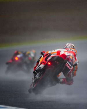 Marc Márquez Instagram - PODIO!!! P.3 🏁Carrera difícil por la lluvia, ¡pero primer podio del año! 💪🏼

PODIUM!!! P.3 ✌🏻🇯🇵Difficult race due to the rain but… first podium of the year!!!

#MM93 #MotoGP #JapaneseGP