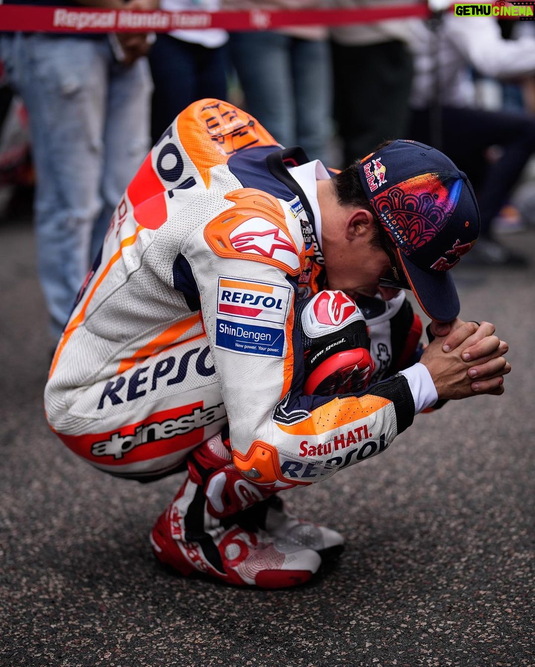 Marc Márquez Instagram - P.9🏁 Hoy he asumido riesgos para seguir al grupo de cabeza pero no ha podido ser. Contento con la remontada y el ritmo después de la caída. 💪🏼 P.9🏁Taking risks today to follow the leading group but I couldn’t. Happy with the result and the pace after the crash.
Thanks for the support, India! ✊🏻😍 #MM93 #IndianGP #MotoGP Buddh International Circuit