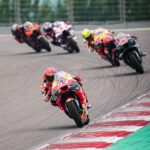 Marc Márquez Instagram - P.9🏁 Hoy he asumido riesgos para seguir al grupo de cabeza pero no ha podido ser. Contento con la remontada y el ritmo después de la caída. 💪🏼 P.9🏁Taking risks today to follow the leading group but I couldn’t. Happy with the result and the pace after the crash.  Thanks for the support, India! ✊🏻😍 #MM93 #IndianGP #MotoGP Buddh International Circuit