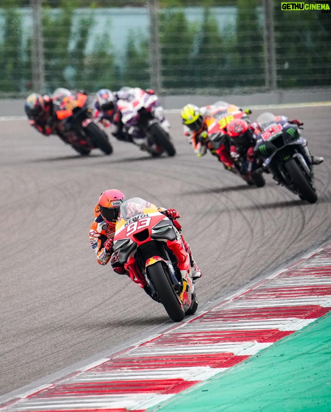 Marc Márquez Instagram - P.9🏁 Hoy he asumido riesgos para seguir al grupo de cabeza pero no ha podido ser. Contento con la remontada y el ritmo después de la caída. 💪🏼 P.9🏁Taking risks today to follow the leading group but I couldn’t. Happy with the result and the pace after the crash.
Thanks for the support, India! ✊🏻😍 #MM93 #IndianGP #MotoGP Buddh International Circuit