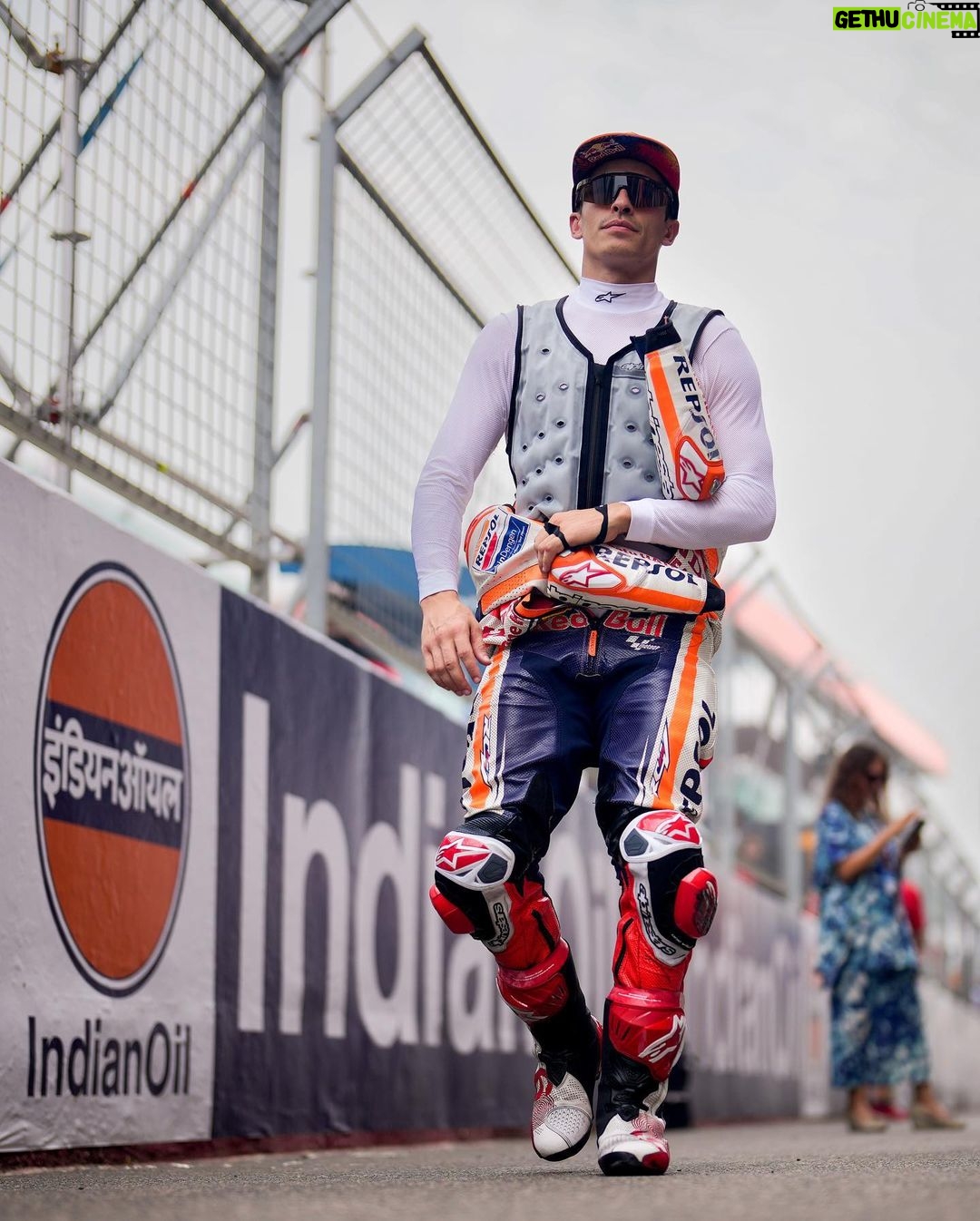 Marc Márquez Instagram - P.9🏁 Hoy he asumido riesgos para seguir al grupo de cabeza pero no ha podido ser. Contento con la remontada y el ritmo después de la caída. 💪🏼 P.9🏁Taking risks today to follow the leading group but I couldn’t. Happy with the result and the pace after the crash.
Thanks for the support, India! ✊🏻😍 #MM93 #IndianGP #MotoGP Buddh International Circuit
