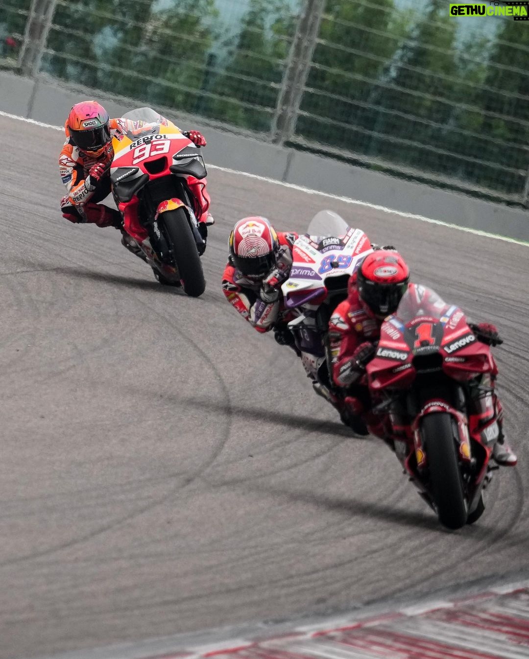 Marc Márquez Instagram - P.9🏁 Hoy he asumido riesgos para seguir al grupo de cabeza pero no ha podido ser. Contento con la remontada y el ritmo después de la caída. 💪🏼 P.9🏁Taking risks today to follow the leading group but I couldn’t. Happy with the result and the pace after the crash.
Thanks for the support, India! ✊🏻😍 #MM93 #IndianGP #MotoGP Buddh International Circuit