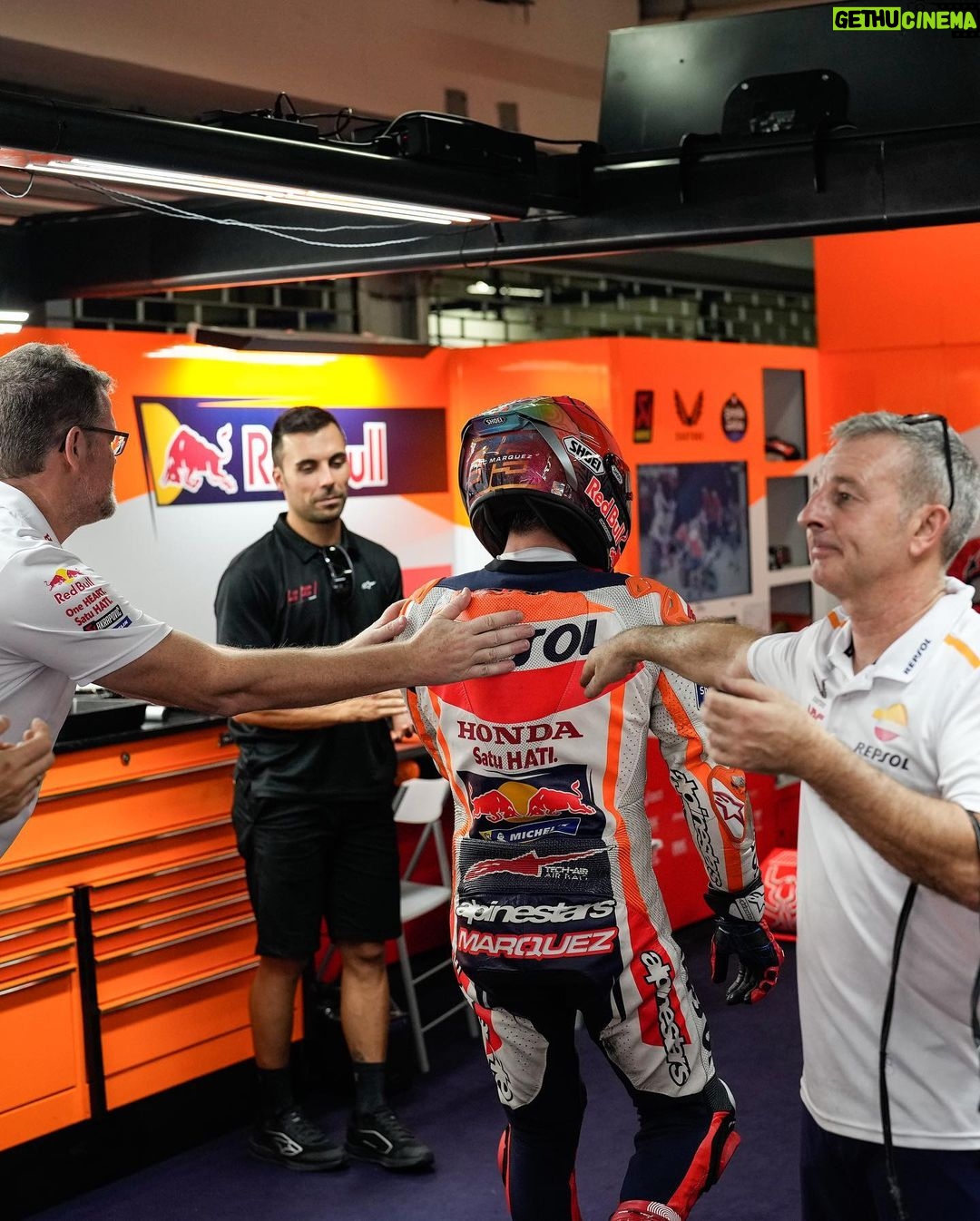 Marc Márquez Instagram - P.9🏁 Hoy he asumido riesgos para seguir al grupo de cabeza pero no ha podido ser. Contento con la remontada y el ritmo después de la caída. 💪🏼 P.9🏁Taking risks today to follow the leading group but I couldn’t. Happy with the result and the pace after the crash.
Thanks for the support, India! ✊🏻😍 #MM93 #IndianGP #MotoGP Buddh International Circuit