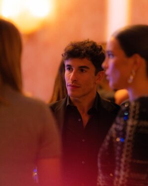 Marc Márquez Instagram - Ayer en la apertura de la MBFWMadrid gracias a @allianz_es.😊 Un evento especial para descubrir el talento de diseñadores de la moda española.

Este domingo más... estaremos en la pasarela y en el Showroom #AllianzEGO23 descubriendo a diseñadores emergentes. 

@mbfwmadrid #MBFWMadrid