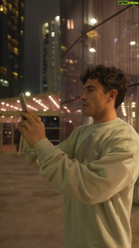 Marc Márquez Instagram - Aprovechando el tiempo libre en Qatar con la funcionalidad Circle to Search with Google de mi #GalaxyS24 Ultra. 👌 Búsqueda de info rápida y al detalle de los monumentos que tenemos cerca del hotel. 😲 🌆 #GalaxyAI #publi