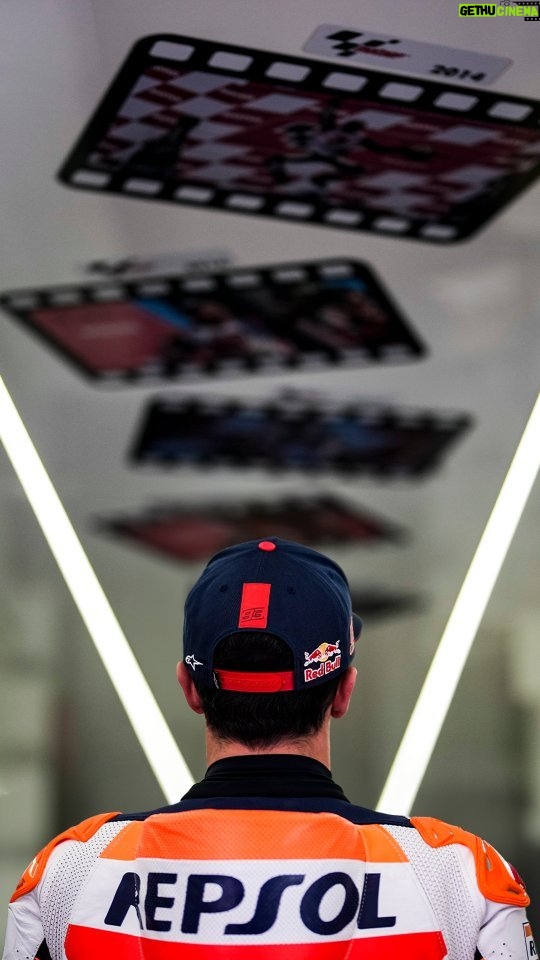 Marc Márquez Instagram - Hoy no es un domingo cualquiera... Gracias por este viaje inolvidable.❤️ @hrc_motogp Today is not just another Sunday. Thanks for this unforgettable trip. #MM93 #ValenciaGP 🎬 @verticalgroup Circuit Ricardo Tormo