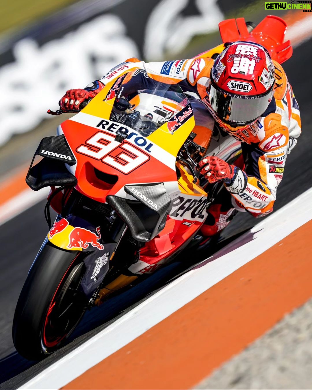 Marc Márquez Instagram - P.7 y directos a Q2. ✔️ Ha sido un día con buenas sensaciones en uno de mis circuitos favoritos. 😌 Mañana un poquito más! 👌 P.7. and Q2! Good day with great feelings in one of my favourite circuits. Tomorrow a bit more! #MM93 #MotoGP #ValenciaGP Circuit Ricardo Tormo
