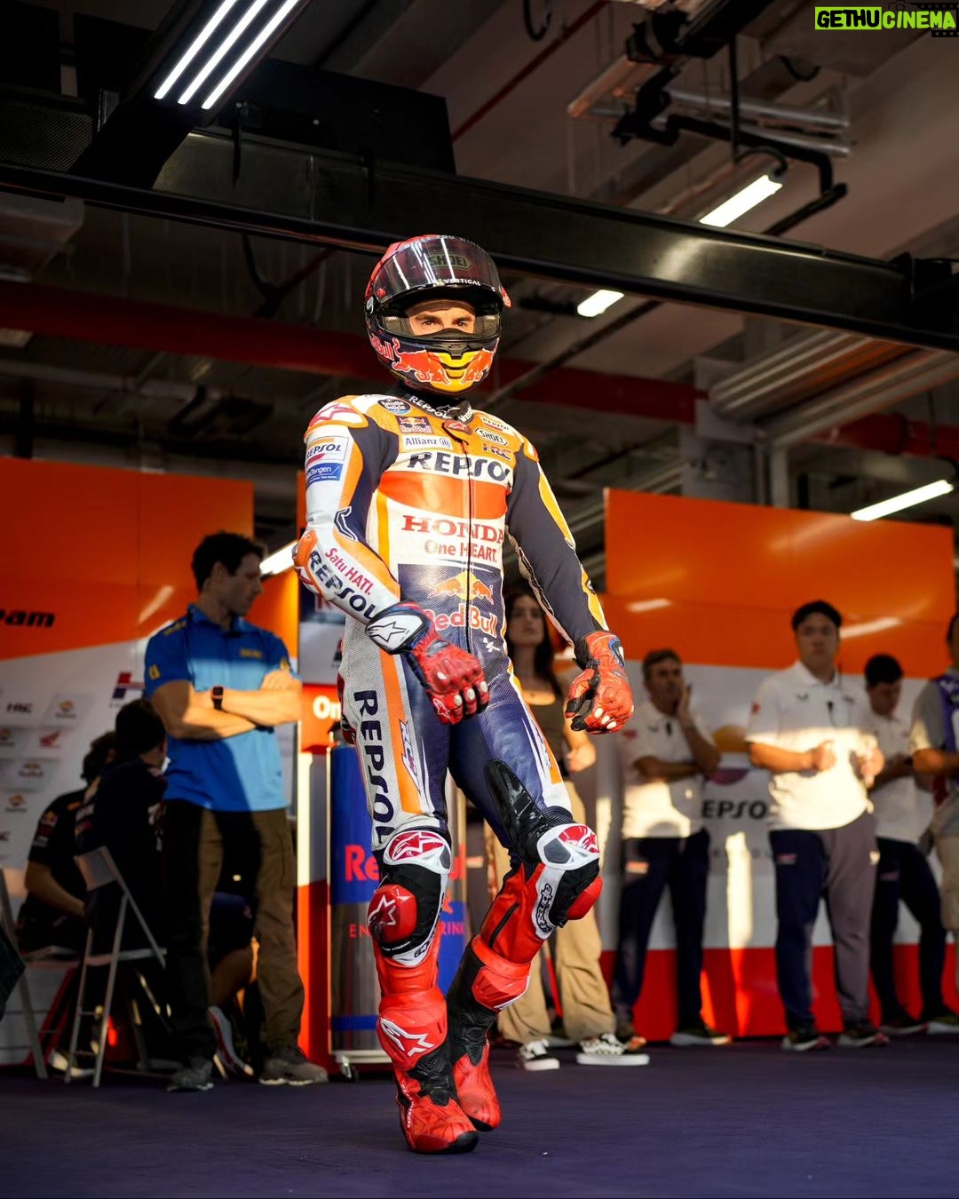 Marc Márquez Instagram - Contento con el pase a la Q2! 🏁 Mañana intentaremos mantener la intensidad en un circuito difícil para nosotros! 💪🏼 Happy to get into to Q2! Tomorrow we’ll try to keep the rhythm in a difficult circuit for us💪🏼 #MM93 #QatarGP #MotoGP Losail International Circuit