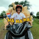 Marc Márquez Instagram - Warning: watching this video might cause severe laughter! 😄😂🤣 🎵: @marcmarquez93 . คำเตือน❗️ : ถ้าดูคลิปนี้เสร็จเพื่อนๆ อาจจะหยุดขำไม่ได้ 😄😂🤣 #redbull #redbullth #givesyouwiiings #marcmarquez #laugh #thailand