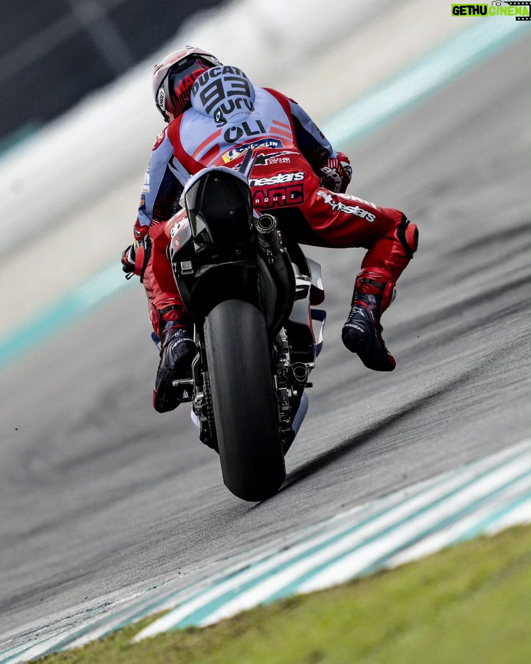 Marc Márquez Instagram - Primer día 🟰 punto de partida. Ahora toca sumar vueltas y empezar a coger sensaciones. __ Starting point ✌🏻 Now it's time to accumulate laps and get the feelings. #MM93 #SepangTest Sepang International Circuit
