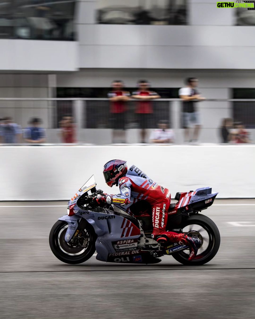 Marc Márquez Instagram - Primer día 🟰 punto de partida. Ahora toca sumar vueltas y empezar a coger sensaciones. __ Starting point ✌🏻 Now it's time to accumulate laps and get the feelings. #MM93 #SepangTest Sepang International Circuit