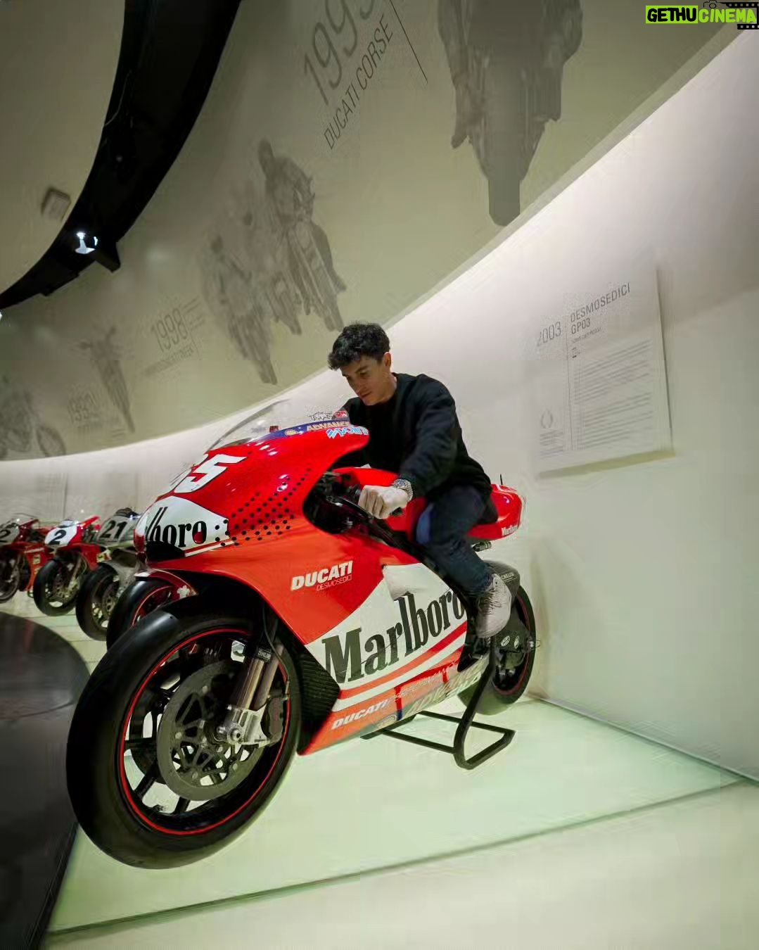 Marc Márquez Instagram - Conociendo a toda la familia @gresiniracing antes de la presentación oficial del equipo mañana a las 18.30h. 🎭 😁🕴 Meeting all #GresiniRacing family before the team official presentation tomorrow at 6.30PM ⏰️ #MM93 Italy