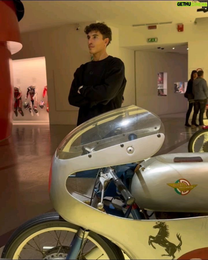 Marc Márquez Instagram - Conociendo a toda la familia @gresiniracing antes de la presentación oficial del equipo mañana a las 18.30h. 🎭 😁🕴 Meeting all #GresiniRacing family before the team official presentation tomorrow at 6.30PM ⏰️ #MM93 Italy