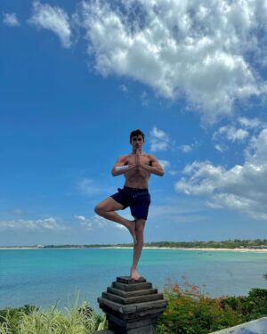 Marc Márquez Instagram - 1. Matur suksuma Bali🫶🏼
2. Recargado🧘🏻‍♂️
3. Caprichos🍫 
4. Sacando los pasos prohibidos😂
5. Amigos!!🏍️ 
6. ☀️🌊🏝️
7. Bucin🤍
