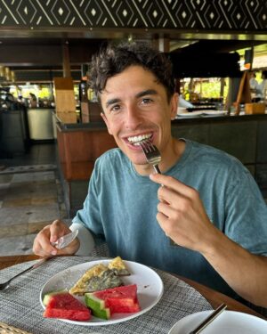 Marc Márquez Instagram - 1. Matur suksuma Bali🫶🏼
2. Recargado🧘🏻‍♂️
3. Caprichos🍫 
4. Sacando los pasos prohibidos😂
5. Amigos!!🏍️ 
6. ☀️🌊🏝️
7. Bucin🤍