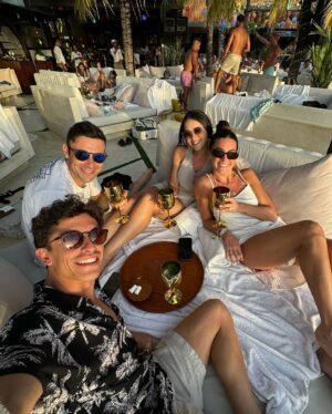 Marc Márquez Instagram - 1. Matur suksuma Bali🫶🏼
2. Recargado🧘🏻‍♂️
3. Caprichos🍫 
4. Sacando los pasos prohibidos😂
5. Amigos!!🏍️ 
6. ☀️🌊🏝️
7. Bucin🤍