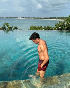 Marc Márquez Instagram - 1. Matur suksuma Bali🫶🏼
2. Recargado🧘🏻‍♂️
3. Caprichos🍫 
4. Sacando los pasos prohibidos😂
5. Amigos!!🏍️ 
6. ☀️🌊🏝️
7. Bucin🤍