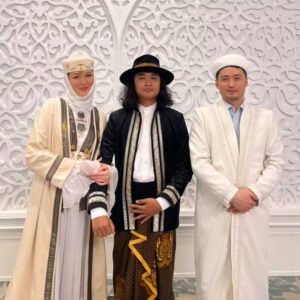 Marcell Siahaan Instagram - Pertemuan adalah rejeki. 

Dan bertemu anak ini, adalah juga rejeki tak terhingga yang saya syukuri hingga saat ini. 

Belajar banyak hal dari keberadaannya dalam hidup saya, bagaimana mensyukuri kelebihan dan nikmat, bagaimana menikmati hasil kerja keras dan juga bagaimana melihat hidup tanpa embel-embel berlebihan, tanpa basa-basi, tanpa kepura-puraan.

Semuanya jelas karena kuasaMu, ya Allah, saya bisa merasakan kebahagiannya ketika menemukan jodoh dan menikahinya, nun jauh di Kazakhstan sana. Walapun kami jauh secara jarak, tapi kami tidak khawatir karena hati kami dekat.

Semua sudah digariskan, dan puji syukur sekali lagi, saya diberikan kekuatan dan keikhlasan untuk saya dapat menyaksikan garisan itu ditorehkan.

Alhamdulillah, ya Allah, telah kau jaga dan bimbing anak ini hingga tiba gilirannya menjadi Imam bagi kekasih hatinya, istrinya yang terkasih. 

Terima kasih atas kesempatan ikut menjaga, membimbing sekaligus belajar menjadi manusia melalui pertemuan saya dengan anak ini.

Selamat ya nak @sastrajivva dan istri tercinta @banukiin , love you guys! Welcome to the jungle, babies!