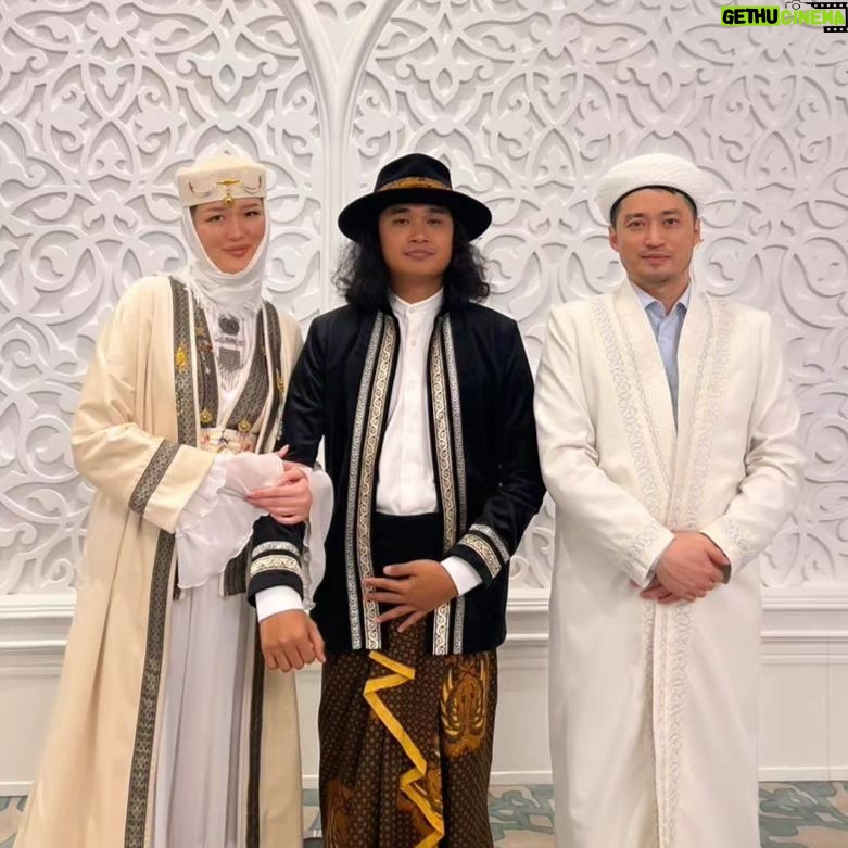 Marcell Siahaan - 4.7K Likes - Pertemuan adalah rejeki.
Dan bertemu anak ini, adalah juga rejeki tak terhingga yang saya syukuri hingga saat ini.
Belajar banyak hal dari keberadaannya dalam hidup saya, bagaimana mensyukuri kelebihan dan nikmat, bagaimana menikmati hasil kerja keras dan juga bagaimana melihat hidup tanpa embel-embel berlebihan, tanpa basa-basi, tanpa kepura-puraan.
Semuanya jelas karena kuasaMu, ya Allah, saya bisa merasakan kebahagiannya ketika menemukan jodoh dan menikahinya, nun jauh di Kazakhstan sana. Walapun kami jauh secara jarak, tapi kami tidak khawatir karena hati kami dekat.
Semua sudah digariskan, dan puji syukur sekali lagi, saya diberikan kekuatan dan keikhlasan untuk saya dapat menyaksikan garisan itu ditorehkan.
Alhamdulillah, ya Allah, telah kau jaga dan bimbing anak ini hingga tiba gilirannya menjadi Imam bagi kekasih hatinya, istrinya yang terkasih.
Terima kasih atas kesempatan ikut menjaga, membimbing sekaligus belajar menjadi manusia melalui pertemuan saya dengan anak ini.
Selamat ya nak @sastrajivva dan istri tercinta @banukiin , love you guys! Welcome to the jungle, babies!
