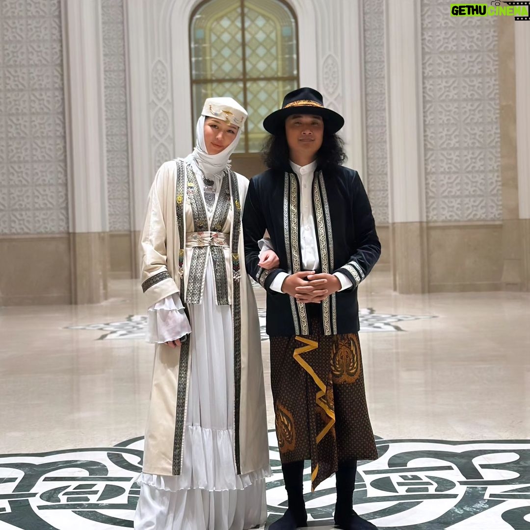 Marcell Siahaan - 4.7K Likes - Pertemuan adalah rejeki.
Dan bertemu anak ini, adalah juga rejeki tak terhingga yang saya syukuri hingga saat ini.
Belajar banyak hal dari keberadaannya dalam hidup saya, bagaimana mensyukuri kelebihan dan nikmat, bagaimana menikmati hasil kerja keras dan juga bagaimana melihat hidup tanpa embel-embel berlebihan, tanpa basa-basi, tanpa kepura-puraan.
Semuanya jelas karena kuasaMu, ya Allah, saya bisa merasakan kebahagiannya ketika menemukan jodoh dan menikahinya, nun jauh di Kazakhstan sana. Walapun kami jauh secara jarak, tapi kami tidak khawatir karena hati kami dekat.
Semua sudah digariskan, dan puji syukur sekali lagi, saya diberikan kekuatan dan keikhlasan untuk saya dapat menyaksikan garisan itu ditorehkan.
Alhamdulillah, ya Allah, telah kau jaga dan bimbing anak ini hingga tiba gilirannya menjadi Imam bagi kekasih hatinya, istrinya yang terkasih.
Terima kasih atas kesempatan ikut menjaga, membimbing sekaligus belajar menjadi manusia melalui pertemuan saya dengan anak ini.
Selamat ya nak @sastrajivva dan istri tercinta @banukiin , love you guys! Welcome to the jungle, babies!