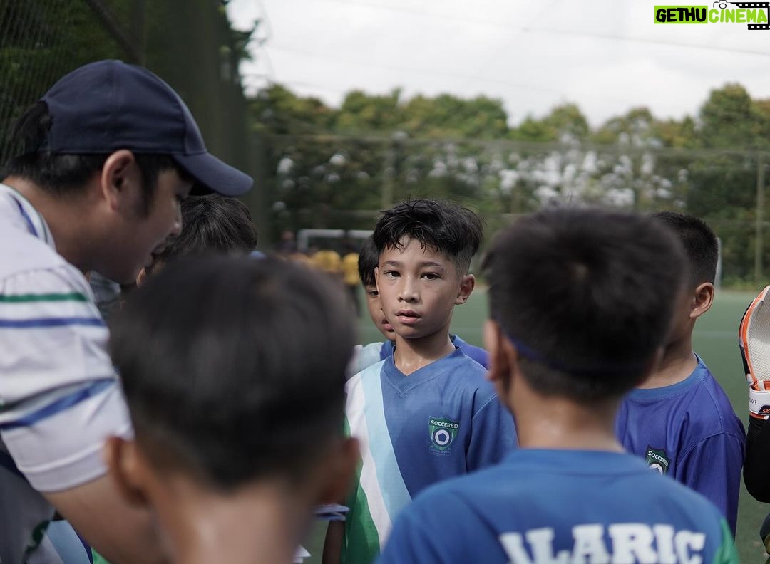 Marcell Siahaan Instagram - Singacup 2023 di Singapura menjadi pengalaman bertanding sepakbola di luar negeri yang pertama buat Seth Ananda. Nervous dia. Sempat diawali dengan insiden paspor Seth dan Ayihnya yang tertahan di Kedutaan Belanda karena pengurusan Schengen Visa, dengan munculnya sistem dimana paspor tidak bisa ‘keluar sementara’ ketika sedang dalam pengurusan padahal harus berangkat ke Singapura untuk tanding. Alhamdulilah, Visa Schengen bisa diselesaikan tepat waktu berkat profesionalisme Kedutaan Belanda, dan akhirnya Seth berangkat ke Singapura dan bertanding bersama team @soccered.id. Kondisi Seth sayangnya belum sepenuhnya pulih dari flu-nya yang berkepanjangan, ditambah harus dengan sabar mengingatkan dia untuk terus minum air mineral serta tidak mengkonsumsi makanan manis dan produk-produk susu yang berlebihan agar alerginya tidak mudah tercetus. Pertandingan berjalan dengan cukup menegangkan karena beberapa team lawan terlihat jauh lebih solid. Seth mendapat pelajaran berharga terutama mengenai mental bertanding yang bukan saja mengharuskan dia untuk fokus pada kelebihan-kelebihannya, tapi juga disaat yang bersamaan tidak boleh jumawa, besar kepala serta cepat puas. Untung ada abangnya, Edga @_edgaiancook yang benar-benar menjadi ‘shadow coach’, yang dengan perspektifnya memberikan banyak input-input teknis maupun non-teknis untuk Seth termasuk menasehatinya untuk tetap menjaga ‘attitude’ yang baik, sabar dan tenang dalam menghadapi apapun di lapangan. Seth belajar melihat dengan mata kepalanya sendiri bahwa menentukan tujuan dan fokus adalah syarat utama yang akan menentukan seberapa jauh seseorang mampu bertahan dalam karirnya. Sekalipun usia Seth terbilang masih kecil, namun sudah saatnya untuk dia belajar dan berlatih dengan lebih serius. Terima kasih @soccered.id atas kesempatan yang sangat baik ini untuk Seth. 📷: @narawangsadheo #soccered #socceredid RainForest Sports Hub, Turf City
