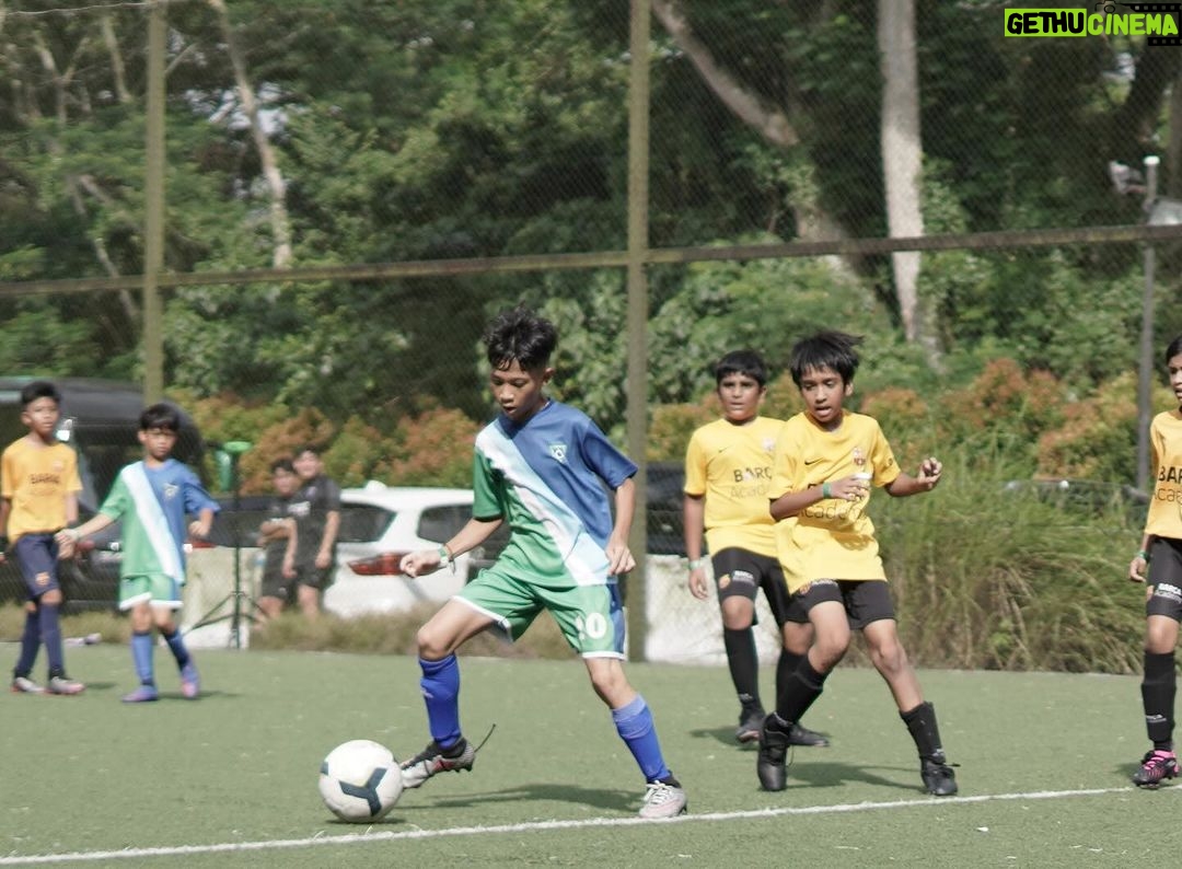 Marcell Siahaan Instagram - Singacup 2023 di Singapura menjadi pengalaman bertanding sepakbola di luar negeri yang pertama buat Seth Ananda. Nervous dia. Sempat diawali dengan insiden paspor Seth dan Ayihnya yang tertahan di Kedutaan Belanda karena pengurusan Schengen Visa, dengan munculnya sistem dimana paspor tidak bisa ‘keluar sementara’ ketika sedang dalam pengurusan padahal harus berangkat ke Singapura untuk tanding. Alhamdulilah, Visa Schengen bisa diselesaikan tepat waktu berkat profesionalisme Kedutaan Belanda, dan akhirnya Seth berangkat ke Singapura dan bertanding bersama team @soccered.id. Kondisi Seth sayangnya belum sepenuhnya pulih dari flu-nya yang berkepanjangan, ditambah harus dengan sabar mengingatkan dia untuk terus minum air mineral serta tidak mengkonsumsi makanan manis dan produk-produk susu yang berlebihan agar alerginya tidak mudah tercetus. Pertandingan berjalan dengan cukup menegangkan karena beberapa team lawan terlihat jauh lebih solid. Seth mendapat pelajaran berharga terutama mengenai mental bertanding yang bukan saja mengharuskan dia untuk fokus pada kelebihan-kelebihannya, tapi juga disaat yang bersamaan tidak boleh jumawa, besar kepala serta cepat puas. Untung ada abangnya, Edga @_edgaiancook yang benar-benar menjadi ‘shadow coach’, yang dengan perspektifnya memberikan banyak input-input teknis maupun non-teknis untuk Seth termasuk menasehatinya untuk tetap menjaga ‘attitude’ yang baik, sabar dan tenang dalam menghadapi apapun di lapangan. Seth belajar melihat dengan mata kepalanya sendiri bahwa menentukan tujuan dan fokus adalah syarat utama yang akan menentukan seberapa jauh seseorang mampu bertahan dalam karirnya. Sekalipun usia Seth terbilang masih kecil, namun sudah saatnya untuk dia belajar dan berlatih dengan lebih serius. Terima kasih @soccered.id atas kesempatan yang sangat baik ini untuk Seth. 📷: @narawangsadheo #soccered #socceredid RainForest Sports Hub, Turf City