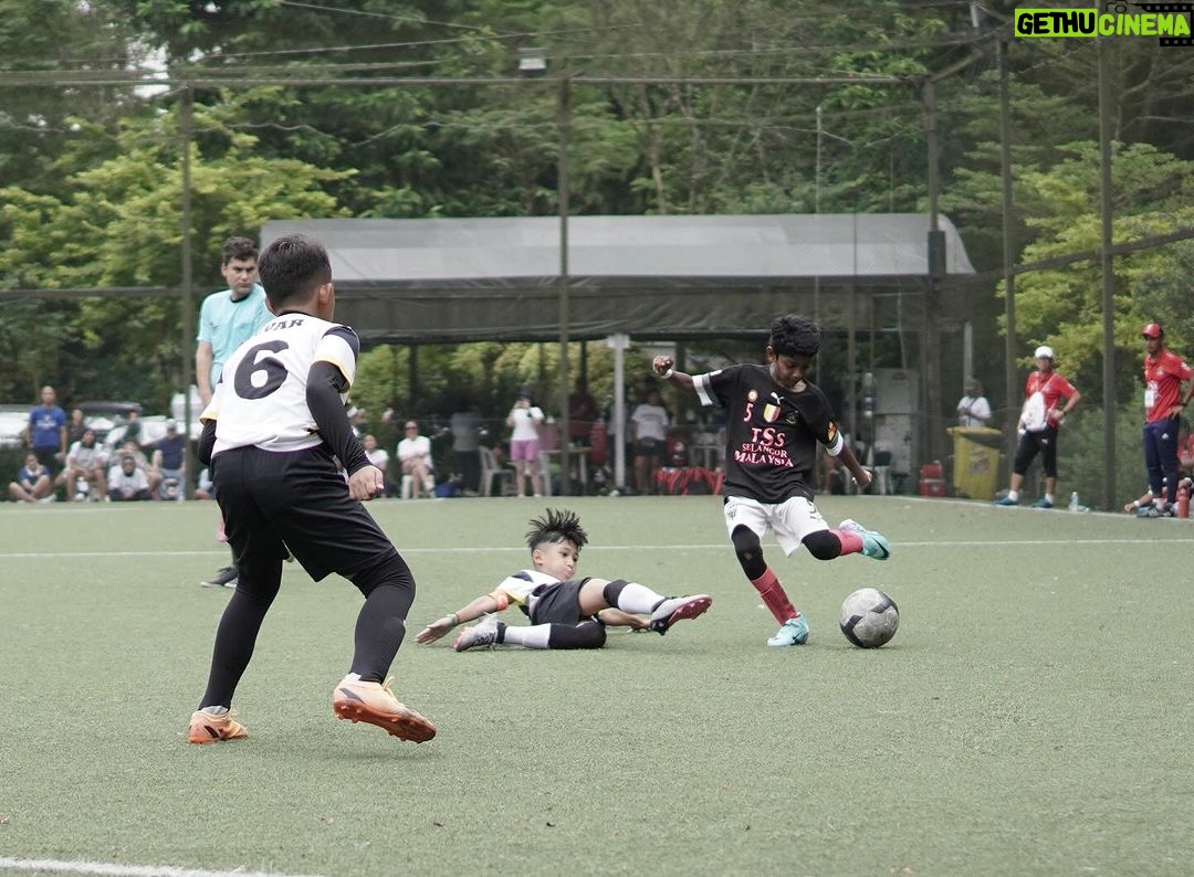 Marcell Siahaan Instagram - Singacup 2023 di Singapura menjadi pengalaman bertanding sepakbola di luar negeri yang pertama buat Seth Ananda. Nervous dia. Sempat diawali dengan insiden paspor Seth dan Ayihnya yang tertahan di Kedutaan Belanda karena pengurusan Schengen Visa, dengan munculnya sistem dimana paspor tidak bisa ‘keluar sementara’ ketika sedang dalam pengurusan padahal harus berangkat ke Singapura untuk tanding. Alhamdulilah, Visa Schengen bisa diselesaikan tepat waktu berkat profesionalisme Kedutaan Belanda, dan akhirnya Seth berangkat ke Singapura dan bertanding bersama team @soccered.id. Kondisi Seth sayangnya belum sepenuhnya pulih dari flu-nya yang berkepanjangan, ditambah harus dengan sabar mengingatkan dia untuk terus minum air mineral serta tidak mengkonsumsi makanan manis dan produk-produk susu yang berlebihan agar alerginya tidak mudah tercetus. Pertandingan berjalan dengan cukup menegangkan karena beberapa team lawan terlihat jauh lebih solid. Seth mendapat pelajaran berharga terutama mengenai mental bertanding yang bukan saja mengharuskan dia untuk fokus pada kelebihan-kelebihannya, tapi juga disaat yang bersamaan tidak boleh jumawa, besar kepala serta cepat puas. Untung ada abangnya, Edga @_edgaiancook yang benar-benar menjadi ‘shadow coach’, yang dengan perspektifnya memberikan banyak input-input teknis maupun non-teknis untuk Seth termasuk menasehatinya untuk tetap menjaga ‘attitude’ yang baik, sabar dan tenang dalam menghadapi apapun di lapangan. Seth belajar melihat dengan mata kepalanya sendiri bahwa menentukan tujuan dan fokus adalah syarat utama yang akan menentukan seberapa jauh seseorang mampu bertahan dalam karirnya. Sekalipun usia Seth terbilang masih kecil, namun sudah saatnya untuk dia belajar dan berlatih dengan lebih serius. Terima kasih @soccered.id atas kesempatan yang sangat baik ini untuk Seth. 📷: @narawangsadheo #soccered #socceredid RainForest Sports Hub, Turf City