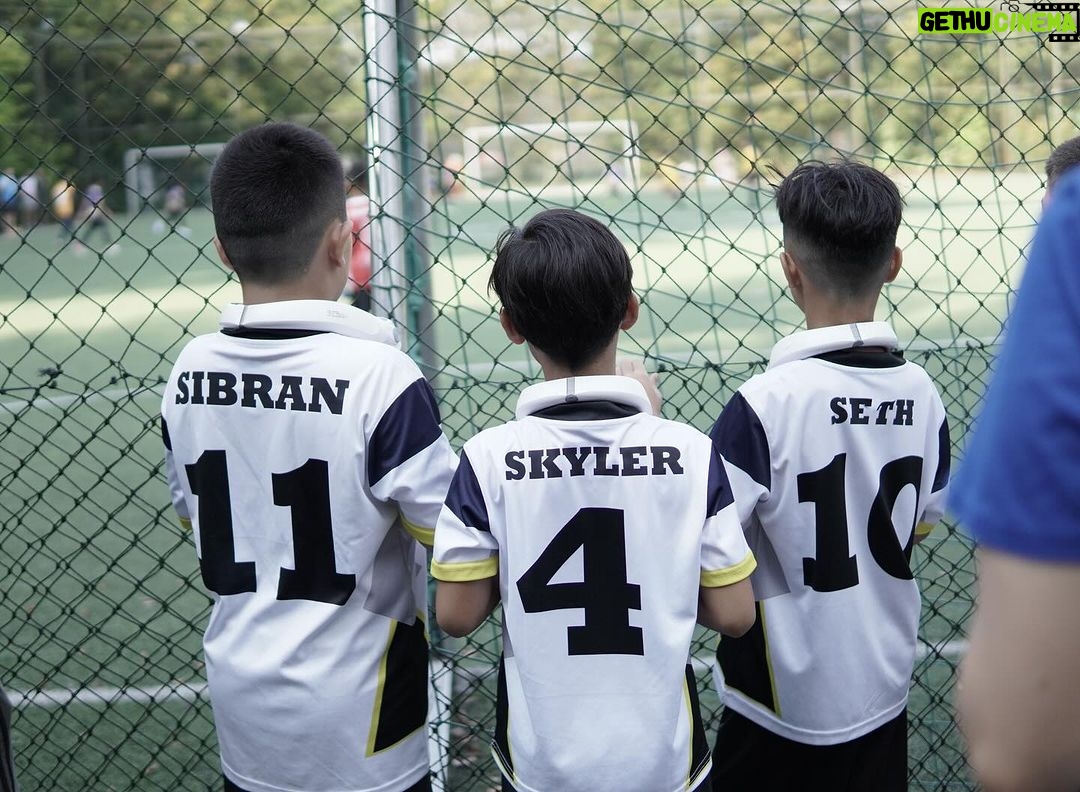 Marcell Siahaan Instagram - Singacup 2023 di Singapura menjadi pengalaman bertanding sepakbola di luar negeri yang pertama buat Seth Ananda. Nervous dia. Sempat diawali dengan insiden paspor Seth dan Ayihnya yang tertahan di Kedutaan Belanda karena pengurusan Schengen Visa, dengan munculnya sistem dimana paspor tidak bisa ‘keluar sementara’ ketika sedang dalam pengurusan padahal harus berangkat ke Singapura untuk tanding. Alhamdulilah, Visa Schengen bisa diselesaikan tepat waktu berkat profesionalisme Kedutaan Belanda, dan akhirnya Seth berangkat ke Singapura dan bertanding bersama team @soccered.id. Kondisi Seth sayangnya belum sepenuhnya pulih dari flu-nya yang berkepanjangan, ditambah harus dengan sabar mengingatkan dia untuk terus minum air mineral serta tidak mengkonsumsi makanan manis dan produk-produk susu yang berlebihan agar alerginya tidak mudah tercetus. Pertandingan berjalan dengan cukup menegangkan karena beberapa team lawan terlihat jauh lebih solid. Seth mendapat pelajaran berharga terutama mengenai mental bertanding yang bukan saja mengharuskan dia untuk fokus pada kelebihan-kelebihannya, tapi juga disaat yang bersamaan tidak boleh jumawa, besar kepala serta cepat puas. Untung ada abangnya, Edga @_edgaiancook yang benar-benar menjadi ‘shadow coach’, yang dengan perspektifnya memberikan banyak input-input teknis maupun non-teknis untuk Seth termasuk menasehatinya untuk tetap menjaga ‘attitude’ yang baik, sabar dan tenang dalam menghadapi apapun di lapangan. Seth belajar melihat dengan mata kepalanya sendiri bahwa menentukan tujuan dan fokus adalah syarat utama yang akan menentukan seberapa jauh seseorang mampu bertahan dalam karirnya. Sekalipun usia Seth terbilang masih kecil, namun sudah saatnya untuk dia belajar dan berlatih dengan lebih serius. Terima kasih @soccered.id atas kesempatan yang sangat baik ini untuk Seth. 📷: @narawangsadheo #soccered #socceredid RainForest Sports Hub, Turf City