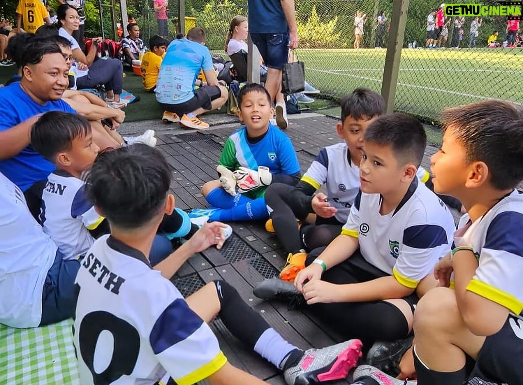 Marcell Siahaan Instagram - Singacup 2023 di Singapura menjadi pengalaman bertanding sepakbola di luar negeri yang pertama buat Seth Ananda. Nervous dia. Sempat diawali dengan insiden paspor Seth dan Ayihnya yang tertahan di Kedutaan Belanda karena pengurusan Schengen Visa, dengan munculnya sistem dimana paspor tidak bisa ‘keluar sementara’ ketika sedang dalam pengurusan padahal harus berangkat ke Singapura untuk tanding. Alhamdulilah, Visa Schengen bisa diselesaikan tepat waktu berkat profesionalisme Kedutaan Belanda, dan akhirnya Seth berangkat ke Singapura dan bertanding bersama team @soccered.id. Kondisi Seth sayangnya belum sepenuhnya pulih dari flu-nya yang berkepanjangan, ditambah harus dengan sabar mengingatkan dia untuk terus minum air mineral serta tidak mengkonsumsi makanan manis dan produk-produk susu yang berlebihan agar alerginya tidak mudah tercetus. Pertandingan berjalan dengan cukup menegangkan karena beberapa team lawan terlihat jauh lebih solid. Seth mendapat pelajaran berharga terutama mengenai mental bertanding yang bukan saja mengharuskan dia untuk fokus pada kelebihan-kelebihannya, tapi juga disaat yang bersamaan tidak boleh jumawa, besar kepala serta cepat puas. Untung ada abangnya, Edga @_edgaiancook yang benar-benar menjadi ‘shadow coach’, yang dengan perspektifnya memberikan banyak input-input teknis maupun non-teknis untuk Seth termasuk menasehatinya untuk tetap menjaga ‘attitude’ yang baik, sabar dan tenang dalam menghadapi apapun di lapangan. Seth belajar melihat dengan mata kepalanya sendiri bahwa menentukan tujuan dan fokus adalah syarat utama yang akan menentukan seberapa jauh seseorang mampu bertahan dalam karirnya. Sekalipun usia Seth terbilang masih kecil, namun sudah saatnya untuk dia belajar dan berlatih dengan lebih serius. Terima kasih @soccered.id atas kesempatan yang sangat baik ini untuk Seth. 📷: @narawangsadheo #soccered #socceredid RainForest Sports Hub, Turf City