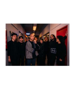 Marcell Siahaan Instagram - Acara ini berawal dari saya ‘menantang’ anak-anak @thehallwayspace_ @rillyrobbi untuk mereka menyelenggarakan sebuah konser intim di Hallway, sebuah tempat seru dan unik yang berada persis ditengah-tengah sebuah pasar basah tradisional jaman saya kecil bernama Pasar Kosambi, Bandung. 

Buat mereka yang minimal seangkatan dengan saya pasti tahu kalau disana adalah salah satu tempat terbaik membeli seragam sekolah dan juga seragam Pramuka beserta pernak-perniknya. Plus, Bandung Teater, sebuah bioskop yang sekarang berubah menjadi Hallway, yang didalamnya ada banyak sekali gerai ‘independen’ fashion, musik sampai kuliner. 

Menyenangkan sekali.

Sebuah portal pertemuan, melting pot, tempat bertemunya banyak kalangan. Teman-teman bermusik di masa lampau seperti @gebegdrum @papapyopie @luki_govinda hadir disana, semua masih dalam keadaan sehat dan terus produktif.

Hadir juga teman-teman dari kalangan disabilitas antara lain @guntur.abah dan teman-teman tuli yang khusus saya undang, dan tidak lupa meminta kepada penyelenggara menyediakan penerjemah bahasa isyarat demi kenyamanan mereka.

Terima kasih kepada keluargaku, my Avengers, adik-adik musisi kesayangan @rishanda @renitamartadinata @jeffwatti @matthewmanwell @cesar_alkautsar @ivanalidiyan @imotimot dan masku @eugen.bounty GILAAAA! Walaupun udara panas banget, rebutan oksigen, tapi selalu maksimal. ❤️

Adikku, anakku, @mraviandika untuk duet maut kita di ‘Firasat’, THANK YOU, Sir! ❤️

Tim produksi MARCELL yang fantastik @anggianggoro @rickysophian @harfiovan @reyhin1603 @boyblackcurrant @heruusiswanto dibawah komando @gafurdinno ✅

Dan tentunya Kasubdit Ketampanan @ronaldreborn dan Kasubdit Dokumentasi dan Sejarah @bengurion.works yang super, dan Staf Khusus @shandy_age dan Kepala Rumah Tangga @ganjar.tribowo ✅

Dan mereka yang hadir sebagai support besar, adik-adik tersayang @filinno @zanninaaa @juliuzickboy  @magentaparamita @awisnuw Michaela dan anakku ‘Kribo Neraka’ @keenahrah , TERIMA KASIH! ❤️

Team @mahatidana_fight.camp @lendengndgank yang juga hadir, hatur nuhun, Warriors!

Thank you @mrahotel and Mannery Eatery for hospitality.

Bandung, kenanganmu terlalu indah.