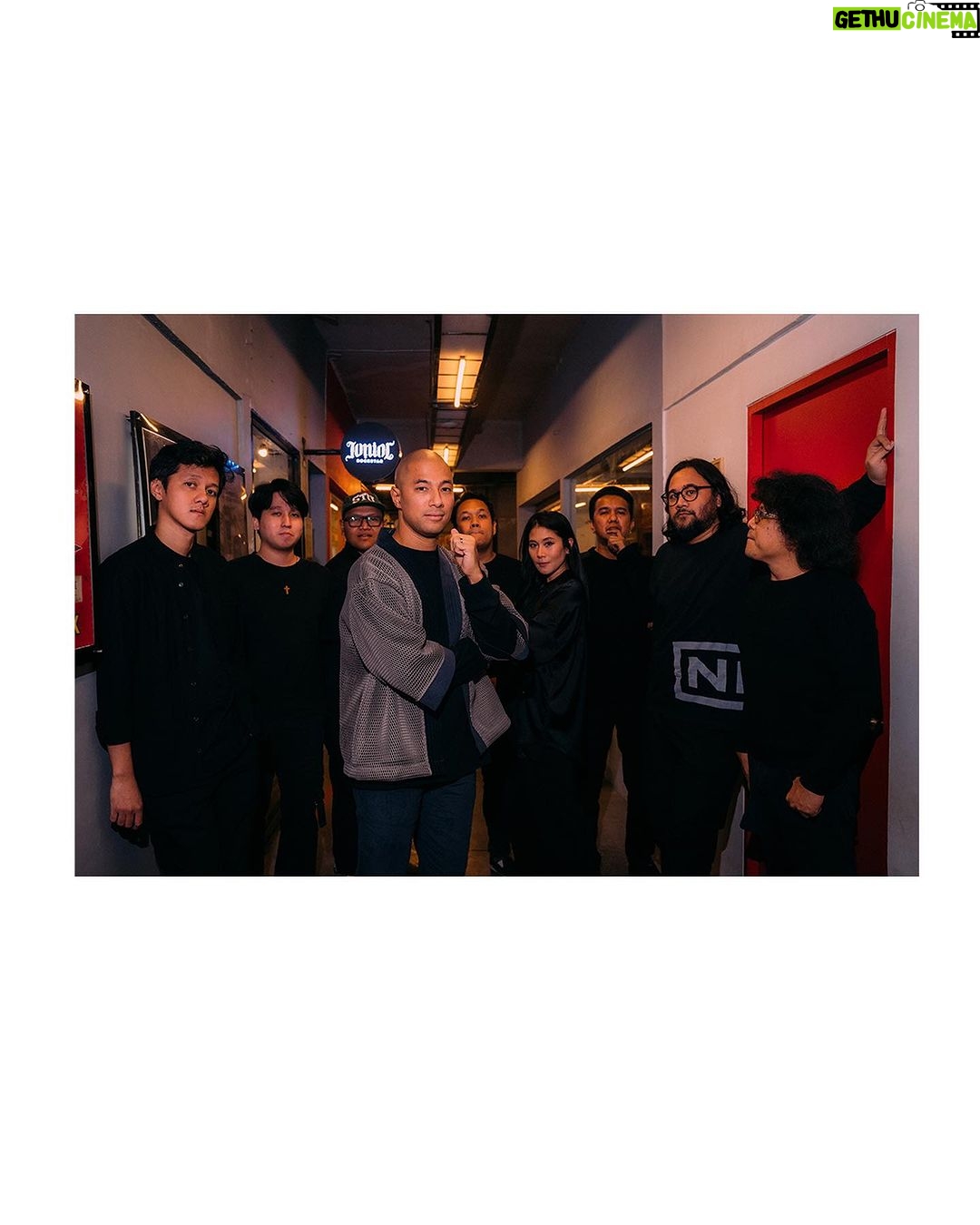 Marcell Siahaan - 751 Likes - Acara ini berawal dari saya ‘menantang’ anak-anak @thehallwayspace_ @rillyrobbi untuk mereka menyelenggarakan sebuah konser intim di Hallway, sebuah tempat seru dan unik yang berada persis ditengah-tengah sebuah pasar basah tradisional jaman saya kecil bernama Pasar Kosambi, Bandung.
Buat mereka yang minimal seangkatan dengan saya pasti tahu kalau disana adalah salah satu tempat terbaik membeli seragam sekolah dan juga seragam Pramuka beserta pernak-perniknya. Plus, Bandung Teater, sebuah bioskop yang sekarang berubah menjadi Hallway, yang didalamnya ada banyak sekali gerai ‘independen’ fashion, musik sampai kuliner.
Menyenangkan sekali.
Sebuah portal pertemuan, melting pot, tempat bertemunya banyak kalangan. Teman-teman bermusik di masa lampau seperti @gebegdrum @papapyopie @luki_govinda hadir disana, semua masih dalam keadaan sehat dan terus produktif.
Hadir juga teman-teman dari kalangan disabilitas antara lain @guntur.abah dan teman-teman tuli yang khusus saya undang, dan tidak lupa meminta kepada penyelenggara menyediakan penerjemah bahasa isyarat demi kenyamanan mereka.
Terima kasih kepada keluargaku, my Avengers, adik-adik musisi kesayangan @rishanda @renitamartadinata @jeffwatti @matthewmanwell @cesar_alkautsar @ivanalidiyan @imotimot dan masku @eugen.bounty GILAAAA! Walaupun udara panas banget, rebutan oksigen, tapi selalu maksimal. ❤️
Adikku, anakku, @mraviandika untuk duet maut kita di ‘Firasat’, THANK YOU, Sir! ❤️
Tim produksi MARCELL yang fantastik @anggianggoro @rickysophian @harfiovan @reyhin1603 @boyblackcurrant @heruusiswanto dibawah komando @gafurdinno ✅
Dan tentunya Kasubdit Ketampanan @ronaldreborn dan Kasubdit Dokumentasi dan Sejarah @bengurion.works yang super, dan Staf Khusus @shandy_age dan Kepala Rumah Tangga @ganjar.tribowo ✅
Dan mereka yang hadir sebagai support besar, adik-adik tersayang @filinno @zanninaaa @juliuzickboy @magentaparamita @awisnuw Michaela dan anakku ‘Kribo Neraka’ @keenahrah , TERIMA KASIH! ❤️
Team @mahatidana_fight.camp @lendengndgank yang juga hadir, hatur nuhun, Warriors!
Thank you @mrahotel and Mannery Eatery for hospitality.
Bandung, kenanganmu terlalu indah.