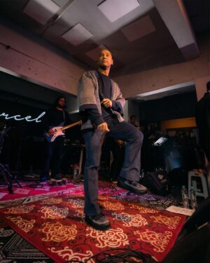 Marcell Siahaan Instagram - Acara ini berawal dari saya ‘menantang’ anak-anak @thehallwayspace_ @rillyrobbi untuk mereka menyelenggarakan sebuah konser intim di Hallway, sebuah tempat seru dan unik yang berada persis ditengah-tengah sebuah pasar basah tradisional jaman saya kecil bernama Pasar Kosambi, Bandung. 

Buat mereka yang minimal seangkatan dengan saya pasti tahu kalau disana adalah salah satu tempat terbaik membeli seragam sekolah dan juga seragam Pramuka beserta pernak-perniknya. Plus, Bandung Teater, sebuah bioskop yang sekarang berubah menjadi Hallway, yang didalamnya ada banyak sekali gerai ‘independen’ fashion, musik sampai kuliner. 

Menyenangkan sekali.

Sebuah portal pertemuan, melting pot, tempat bertemunya banyak kalangan. Teman-teman bermusik di masa lampau seperti @gebegdrum @papapyopie @luki_govinda hadir disana, semua masih dalam keadaan sehat dan terus produktif.

Hadir juga teman-teman dari kalangan disabilitas antara lain @guntur.abah dan teman-teman tuli yang khusus saya undang, dan tidak lupa meminta kepada penyelenggara menyediakan penerjemah bahasa isyarat demi kenyamanan mereka.

Terima kasih kepada keluargaku, my Avengers, adik-adik musisi kesayangan @rishanda @renitamartadinata @jeffwatti @matthewmanwell @cesar_alkautsar @ivanalidiyan @imotimot dan masku @eugen.bounty GILAAAA! Walaupun udara panas banget, rebutan oksigen, tapi selalu maksimal. ❤️

Adikku, anakku, @mraviandika untuk duet maut kita di ‘Firasat’, THANK YOU, Sir! ❤️

Tim produksi MARCELL yang fantastik @anggianggoro @rickysophian @harfiovan @reyhin1603 @boyblackcurrant @heruusiswanto dibawah komando @gafurdinno ✅

Dan tentunya Kasubdit Ketampanan @ronaldreborn dan Kasubdit Dokumentasi dan Sejarah @bengurion.works yang super, dan Staf Khusus @shandy_age dan Kepala Rumah Tangga @ganjar.tribowo ✅

Dan mereka yang hadir sebagai support besar, adik-adik tersayang @filinno @zanninaaa @juliuzickboy  @magentaparamita @awisnuw Michaela dan anakku ‘Kribo Neraka’ @keenahrah , TERIMA KASIH! ❤️

Team @mahatidana_fight.camp @lendengndgank yang juga hadir, hatur nuhun, Warriors!

Thank you @mrahotel and Mannery Eatery for hospitality.

Bandung, kenanganmu terlalu indah.