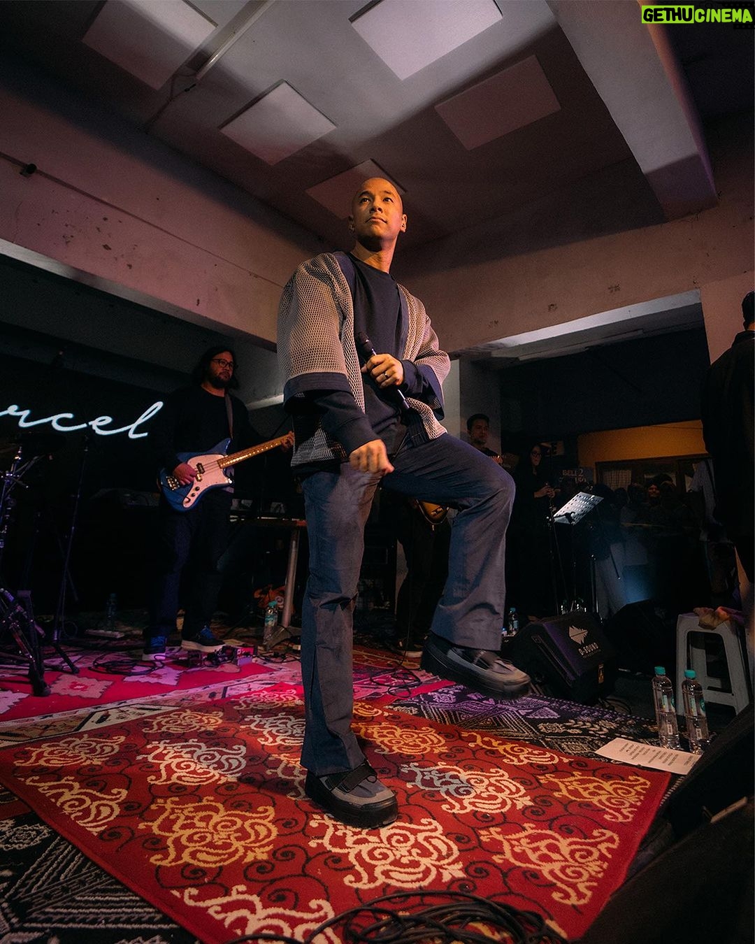 Marcell Siahaan - 751 Likes - Acara ini berawal dari saya ‘menantang’ anak-anak @thehallwayspace_ @rillyrobbi untuk mereka menyelenggarakan sebuah konser intim di Hallway, sebuah tempat seru dan unik yang berada persis ditengah-tengah sebuah pasar basah tradisional jaman saya kecil bernama Pasar Kosambi, Bandung.
Buat mereka yang minimal seangkatan dengan saya pasti tahu kalau disana adalah salah satu tempat terbaik membeli seragam sekolah dan juga seragam Pramuka beserta pernak-perniknya. Plus, Bandung Teater, sebuah bioskop yang sekarang berubah menjadi Hallway, yang didalamnya ada banyak sekali gerai ‘independen’ fashion, musik sampai kuliner.
Menyenangkan sekali.
Sebuah portal pertemuan, melting pot, tempat bertemunya banyak kalangan. Teman-teman bermusik di masa lampau seperti @gebegdrum @papapyopie @luki_govinda hadir disana, semua masih dalam keadaan sehat dan terus produktif.
Hadir juga teman-teman dari kalangan disabilitas antara lain @guntur.abah dan teman-teman tuli yang khusus saya undang, dan tidak lupa meminta kepada penyelenggara menyediakan penerjemah bahasa isyarat demi kenyamanan mereka.
Terima kasih kepada keluargaku, my Avengers, adik-adik musisi kesayangan @rishanda @renitamartadinata @jeffwatti @matthewmanwell @cesar_alkautsar @ivanalidiyan @imotimot dan masku @eugen.bounty GILAAAA! Walaupun udara panas banget, rebutan oksigen, tapi selalu maksimal. ❤️
Adikku, anakku, @mraviandika untuk duet maut kita di ‘Firasat’, THANK YOU, Sir! ❤️
Tim produksi MARCELL yang fantastik @anggianggoro @rickysophian @harfiovan @reyhin1603 @boyblackcurrant @heruusiswanto dibawah komando @gafurdinno ✅
Dan tentunya Kasubdit Ketampanan @ronaldreborn dan Kasubdit Dokumentasi dan Sejarah @bengurion.works yang super, dan Staf Khusus @shandy_age dan Kepala Rumah Tangga @ganjar.tribowo ✅
Dan mereka yang hadir sebagai support besar, adik-adik tersayang @filinno @zanninaaa @juliuzickboy @magentaparamita @awisnuw Michaela dan anakku ‘Kribo Neraka’ @keenahrah , TERIMA KASIH! ❤️
Team @mahatidana_fight.camp @lendengndgank yang juga hadir, hatur nuhun, Warriors!
Thank you @mrahotel and Mannery Eatery for hospitality.
Bandung, kenanganmu terlalu indah.