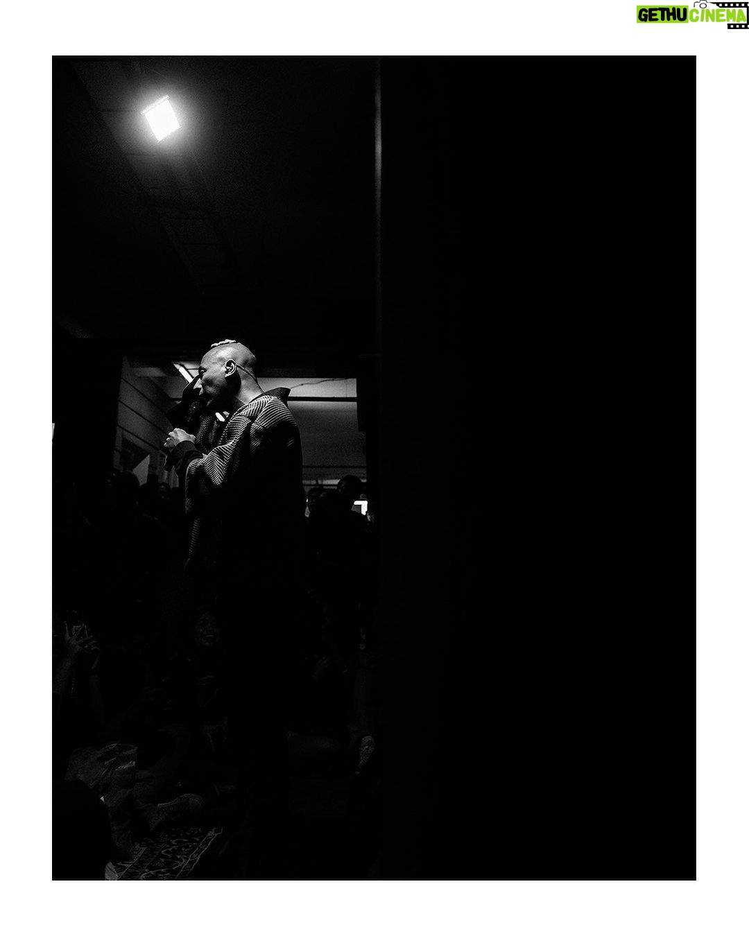 Marcell Siahaan - 751 Likes - Acara ini berawal dari saya ‘menantang’ anak-anak @thehallwayspace_ @rillyrobbi untuk mereka menyelenggarakan sebuah konser intim di Hallway, sebuah tempat seru dan unik yang berada persis ditengah-tengah sebuah pasar basah tradisional jaman saya kecil bernama Pasar Kosambi, Bandung.
Buat mereka yang minimal seangkatan dengan saya pasti tahu kalau disana adalah salah satu tempat terbaik membeli seragam sekolah dan juga seragam Pramuka beserta pernak-perniknya. Plus, Bandung Teater, sebuah bioskop yang sekarang berubah menjadi Hallway, yang didalamnya ada banyak sekali gerai ‘independen’ fashion, musik sampai kuliner.
Menyenangkan sekali.
Sebuah portal pertemuan, melting pot, tempat bertemunya banyak kalangan. Teman-teman bermusik di masa lampau seperti @gebegdrum @papapyopie @luki_govinda hadir disana, semua masih dalam keadaan sehat dan terus produktif.
Hadir juga teman-teman dari kalangan disabilitas antara lain @guntur.abah dan teman-teman tuli yang khusus saya undang, dan tidak lupa meminta kepada penyelenggara menyediakan penerjemah bahasa isyarat demi kenyamanan mereka.
Terima kasih kepada keluargaku, my Avengers, adik-adik musisi kesayangan @rishanda @renitamartadinata @jeffwatti @matthewmanwell @cesar_alkautsar @ivanalidiyan @imotimot dan masku @eugen.bounty GILAAAA! Walaupun udara panas banget, rebutan oksigen, tapi selalu maksimal. ❤️
Adikku, anakku, @mraviandika untuk duet maut kita di ‘Firasat’, THANK YOU, Sir! ❤️
Tim produksi MARCELL yang fantastik @anggianggoro @rickysophian @harfiovan @reyhin1603 @boyblackcurrant @heruusiswanto dibawah komando @gafurdinno ✅
Dan tentunya Kasubdit Ketampanan @ronaldreborn dan Kasubdit Dokumentasi dan Sejarah @bengurion.works yang super, dan Staf Khusus @shandy_age dan Kepala Rumah Tangga @ganjar.tribowo ✅
Dan mereka yang hadir sebagai support besar, adik-adik tersayang @filinno @zanninaaa @juliuzickboy @magentaparamita @awisnuw Michaela dan anakku ‘Kribo Neraka’ @keenahrah , TERIMA KASIH! ❤️
Team @mahatidana_fight.camp @lendengndgank yang juga hadir, hatur nuhun, Warriors!
Thank you @mrahotel and Mannery Eatery for hospitality.
Bandung, kenanganmu terlalu indah.